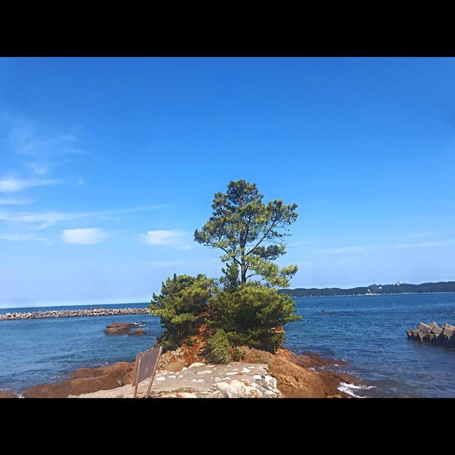 原望奈美さんのインスタグラム写真 - (原望奈美Instagram)「#安楽島 IN #三重県 🐳☀️ - #鳥羽市 にある「 #安楽島海水浴場 」へ。 ここの #海水浴場 は鳥羽唯一の市営海水浴場らしく。 人も多くなく、景色も海水もすごい澄んでて綺麗だった✨ - #海の家 の方々が凄い優しかった😭 抹茶かき氷食べながら海景色を眺めてちょ〜気持ちよかった💞 - 海辺を散歩して日光浴して夏を味わいました。 #動画 とかも載せてまーす。見てみて🤘 . . . . . . #海水浴 #夏休み #お盆休み #海 #ファッション #夏旅行 #夏の思い出 #夏コーデ #旅行コーデ #韓国ファッション #韓国購入品 #japantrip #sea #summervacation #koreanfashion #바다여행 #바다스타그램 #바다집 #패션 #여름코디 #데이트룩 #일본여행」8月15日 20時08分 - vo_nozomi