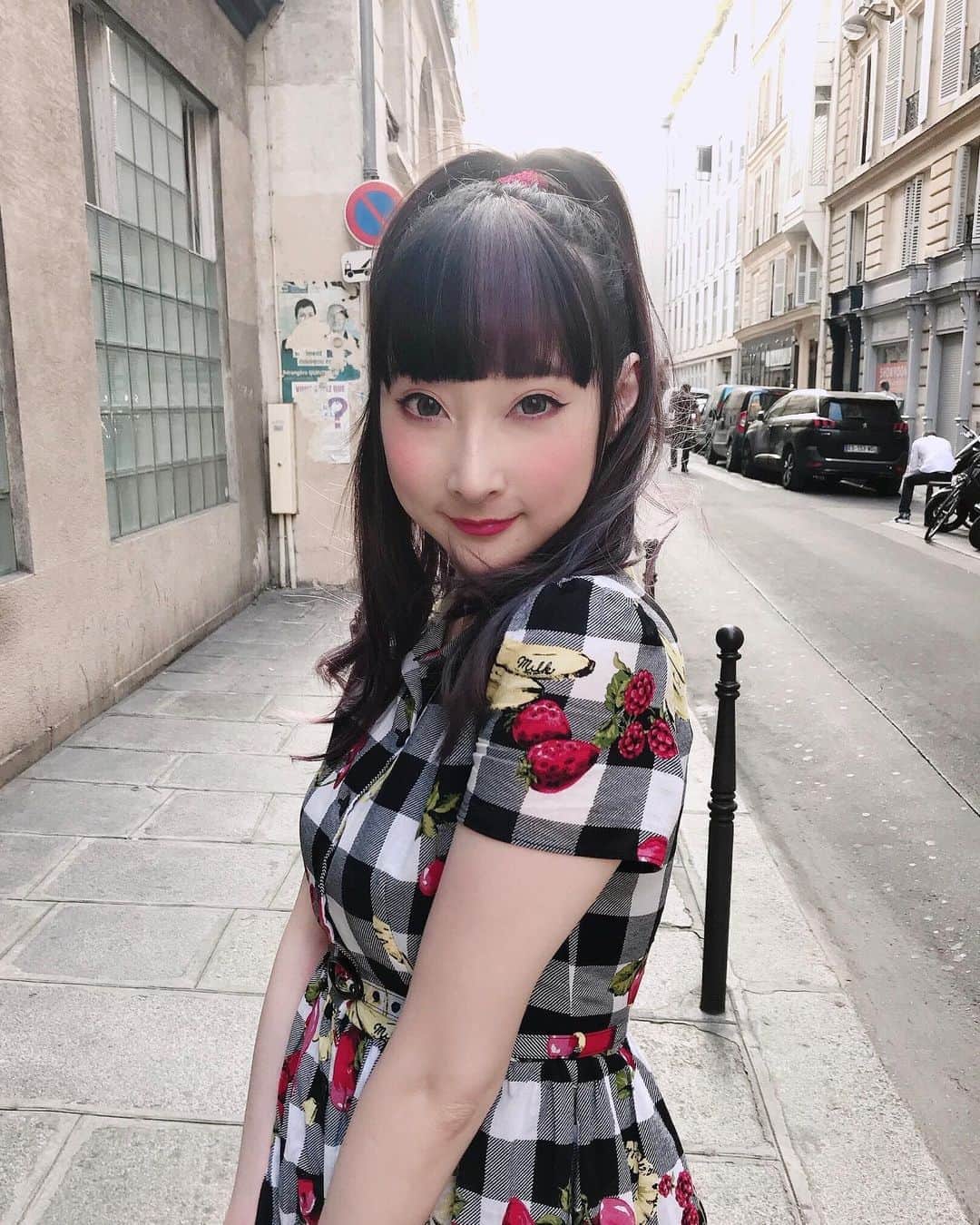のインスタグラム：「Throwback to the first day landing in Paris~ despite being jet-lagged, I still had lots of energy buzzing around in my body because it’s PARIS! And to add a cherry on top, I met @traceeellisross 💕 in line for udon♪ it took a lot of courage to say hi, and she was so beautiful and kind and very happy. She also took my photo cause she liked my outfit & makeup 😂😂😂 thank you for your time and the confidence boost😘💕 パリに着いた初日〜時差ボケは酷かったけどパリだから緊張エネルギー溢れてた⚡️⚡️⚡️ . . Dress: #milkharajuku Socks: #tutuanna Shoes: #unitednudetokyo x #isseymiyake  Bag: #milk (Photo ④ for tags) . . 👉🏻 #rinrinparis #rinrinfrance #rinrinootd . . . #rinrindoll #traceeellisross #ファッション #旅行 #夏 #おしゃれ #コーデ #撮影 #モデル #今日のコーデ #paris #パリ #国虎屋パリ #kunitorayaparis #kunitoraya #国虎屋 #travel #summer #summerootd #夏コーデ #harajuku #原宿」