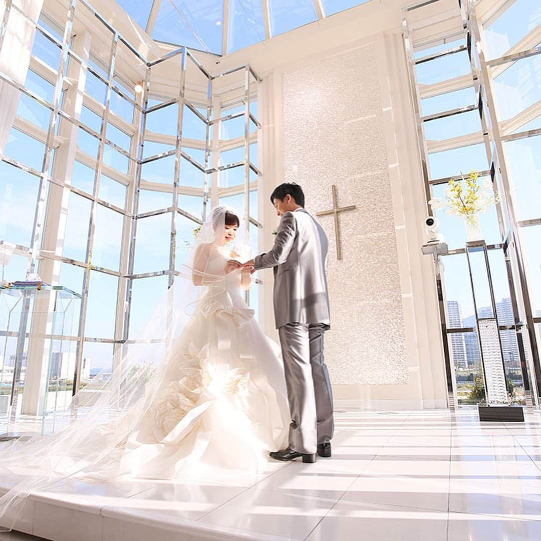 ベストブライダル公式さんのインスタグラム写真 - (ベストブライダル公式Instagram)「@bestbridal.jp 💒 ベストブライダルの花嫁さんは #ベストブライダル花嫁 #BB花嫁 にお写真を投稿してください♩ . . 会場名：#横浜アートグレイスポートサイドヴィラ . . 大人可愛いピンクの #ウエディングケーキ が可愛すぎる💕 . 横浜アートグレイスポートサイドヴィラのブライダル写真をご紹介します👗 . . パステルピンクがベースのケーキに淡いカラーのマカロンがたくさん散りばめられた、SNS映え間違いなしのケーキです🎂 . . お皿の周りに散りばめられたお花もとってもキュートです❤️ . そのほかにもガラスの靴をモチーフにしたリングピローなど、こだわりがたくさん詰まった #シンデレラ ウェディング💍 . . この他のお写真もとっても素敵なので、スワイプして是非チェックしてみてくださいね🕊🔔 . . ＼ウェディングフォト募集中❤️／ . 当アカウントでリグラムOKなベストブライダルの卒花嫁orプレ花嫁の皆様は、 #ベストブライダル花嫁 もしくは  #BB花嫁 のハッシュタグをつけて投稿をお願いします💕 . . ※BB花嫁に投稿があったお写真をリグラムする際は個別にご連絡は行っておりません🙇予めご了承ください＊* . . ＝＝＝＝＝＝＝＝＝＝＝＝ 💒ベストブライダルとは？ ＝＝＝＝＝＝＝＝＝＝＝＝ . ＊アートグレイス ＊セントグレース ＊アプローズスクエア ＊ストリングス ＊アフロディテ . など、全国（東京、横浜、浦安、千葉、仙台、名古屋、大阪、京都）でゲストハウスを運営し、多くのお客様の人生の節目となるウエディングを手がけています💕 . また、多くのお客様にお帰りいただけるレストラン、ホテルもご用意しています🍴 . . 💒【各会場のアカウントについて】 私たちの会場は @bestbridal.jp のフォロ一覧からご覧頂けます✨ . 💐【ブライダルフェアの予約について】 各会場のアカウントのプロフィールURL🔗にある会場HPからご予約いただけます✨ . . ＝＝＝＝＝＝＝＝＝＝＝＝ 💗たくさんの、LOVEを届けよう ＝＝＝＝＝＝＝＝＝＝＝＝ . #たくlove 私たちのブランドスローガンは「たくさんの、LOVEを届けよう」💕 . お客様との出会いは、一生における祝福の瞬間を祝う、始まりです。 . 私たちはお客様との出会いを大切に、おふたりの人生を祝福し続ける存在でありたいと考えています🕊 . ベストブライダルは、世の中で1番、たくさんのLOVEが届く瞬間をお祝いする企業を目指します♡ . . . #結婚式 #花嫁 #プレ花嫁 #卒花嫁 #結婚式準備 #ウェディング #ウエディング #ベストブライダル #日本中のプレ花嫁さんと繋がりたい  #婚約指輪 #婚約 #プロポーズ #結婚式場 #結婚式レポ #2019秋婚 #2020春婚 #大人可愛いウエディング #大人可愛い #ウエディングケーキデザイン #ブーケ #ブーケデザイン」8月15日 20時10分 - bestbridal.jp