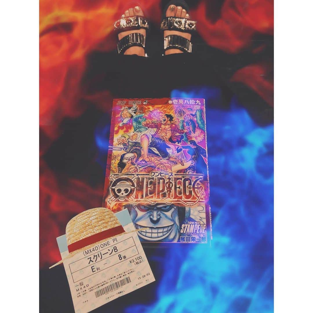 潘めぐみさんのインスタグラム写真 - (潘めぐみInstagram)「劇場版『ONE PIECE STAMPEDE』 . みんなは、もう観たかな？ . 『ONE PIECE』の20周年を彩る最高の宴が此処に。 . これだけの登場人物とストーリーを詰め込んで . こんなにドラマチックに描かれて . それを101分におさめるなんて . 圧巻です。 . ありったけを散りばめて . すべてすくって離さない . ワンピースの、ルフィの、志が、どーん！ . ネタバレしないように一つだけ言うとね。 . エンドロールの後までがスタンピード。 . おうちに帰るまでがスタンピード。 . #ONEPIECE #ONEPIECESTAMPEDE #STAMPEDE #ワンピース #スタンピード . 観に行く寸前まで、アニキ(ルフィこと真弓さん)と . やりとりをしていて . 観終わったあとも、興奮のままに連絡しました。笑 . 大塚隆史監督だし . キャラデザは佐藤雅将さんで . もう「 #クソお世話になりました ！」でした！」8月15日 20時10分 - han_meg_han