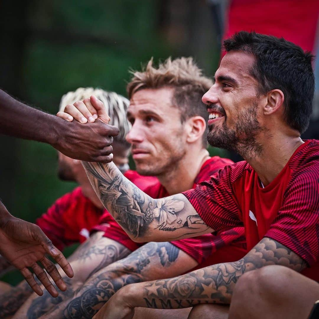 ACミランさんのインスタグラム写真 - (ACミランInstagram)「Rossoneri brotherhood 👊🏻 #ForzaMilan」8月15日 20時11分 - acmilan