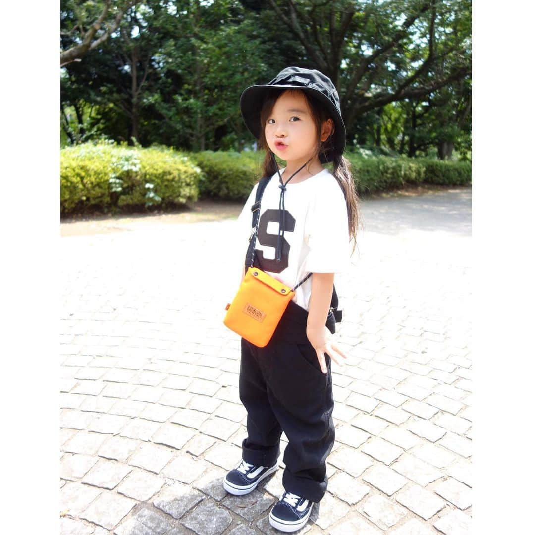 Saraさんのインスタグラム写真 - (SaraInstagram)「. coordinate♡ . 今度はブラックのサロペットに アドベンチャーハットで ボーイッシュに🖤 . ロゴTはサラの S ⭐️ . hat ▶︎ #newera  T-shirt ▶︎ #petitmain  salopette ▶︎ #lee shoes ▶︎ #vans  neck porch ▶︎ #universaloverall . . #ootd #kids #kids_japan #kids_japan_ootd #kjp_ootd #kidsfahion #kidscode #kidsootd #kidswear #キッズコーデ #キッズファッション #リー #サロペット #アドベンチャーハット #ネックポーチ #sロゴ #楽天roomに載せてます」8月15日 20時24分 - sarasara718