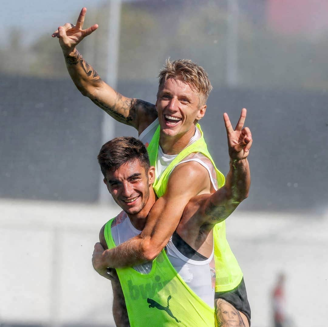 バレンシアCFさんのインスタグラム写真 - (バレンシアCFInstagram)「No days off... team hard at work getting ready to kick off #LaLiga . 🔥Sin descanso, el equipo prepara con intensidad el debut en @laliga . #AmuntValencia」8月15日 20時19分 - valenciacf