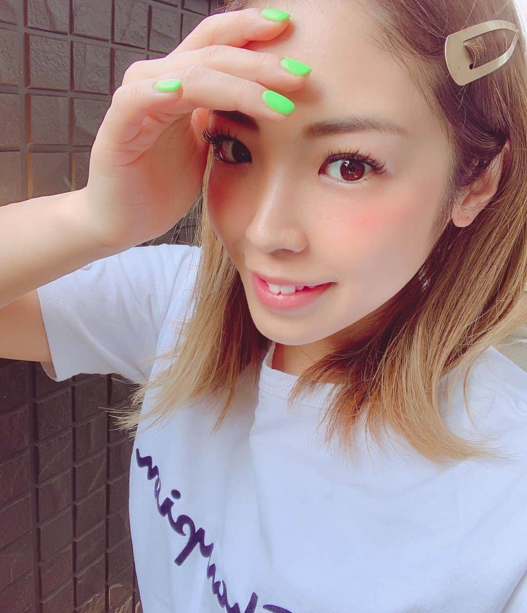 Linaのインスタグラム：「まだ海もプールも行けてない🥵 こんなに暑いのに🥺👙. 日焼け止め塗りたくって @sbeautyclinic のレブライトでケアしてます🌱☀️ まだまだ暑そうだしプールも海も諦めない😤. . #sbeautyclinic #渋谷美容クリニック #美容 #医療痩身 #レーザートーニング #美肌 #エスビューティークリニック」