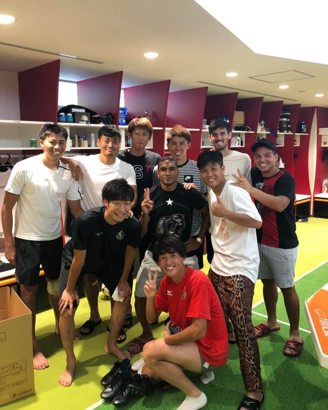 丸山祐市のインスタグラム：「寂しくなるね😭 お互い頑張ろ💪 ありがとう‼️‼️ #小林裕紀 #金井貢史#マテウス#櫛引一紀#秋山陽介#相馬勇紀」
