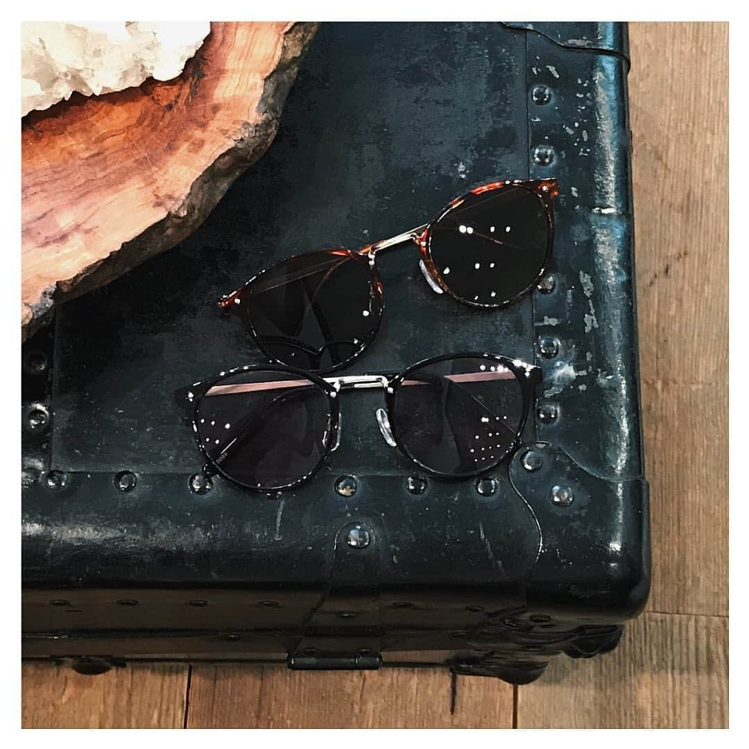 マウジーさんのインスタグラム写真 - (マウジーInstagram)「August accessories ㅤㅤㅤㅤㅤㅤㅤㅤㅤㅤㅤㅤㅤ ・DUSTY COLOR EYE WEAR(010CAF53-5500) 濁ったようなレンズカラーが特徴のサングラス。 デイリーに付けていただけるように、使いやすいカラーでご用意。 ㅤㅤㅤㅤㅤㅤㅤㅤㅤㅤㅤㅤㅤ 全国のMOUSSY店舗・SHEL'TTER WEB STOREにて発売中。 #MOUSSY」8月15日 20時32分 - moussyofficial