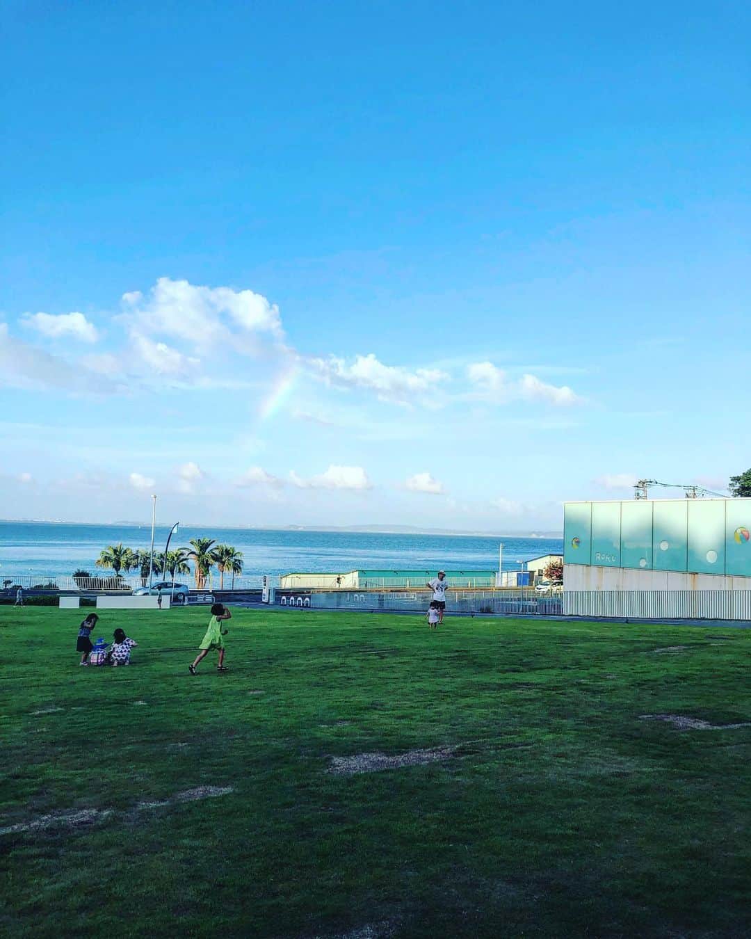 のインスタグラム：「虹のかかった空 青い海 緑の芝生 ケラケラ笑いながら走り回る子供たち  こうゆうのがエモいって言うのかな？ いつまでも見ていられると思った」