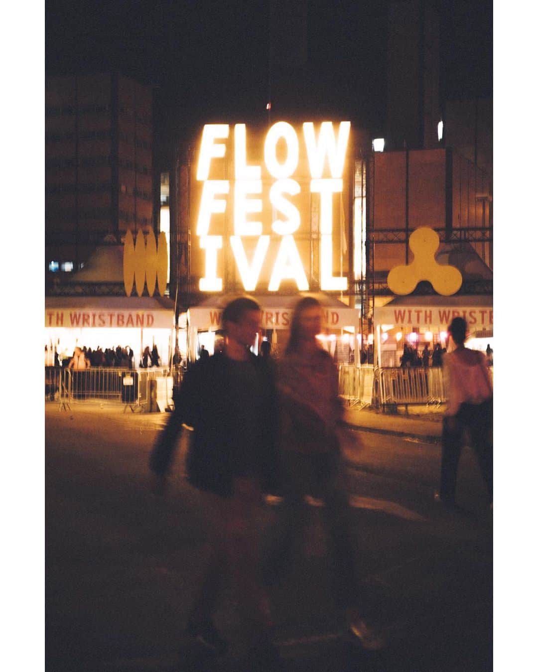 GENTAのインスタグラム：「🇫🇮 #FlowFestival in #Helsinki #Finland  ヘルシンキでは、音楽フェスFlow Festival 2019へ行ってきました。 ㅤ 予定では8/9-11の3日間開催される日程のうち1日だけ行くはずが、結局3日間行ってしまいました。これもヘルシンキがコンパクトな街であるおかげ。街や港から思い立ったらすぐに行ける近さでした。 ㅤ 開催場所はもともと発電所だったSuvilahtiという、今は主に文化的活動に活用されているエリアでした。 ㅤ Flowは2004年にヘルシンキで小規模なクラブイベントとしてスタートし、2007年から今のSuvilahtiへ場所を移し、今では大小10ステージのフィンランドを代表するフェスになっているそうです。 ㅤ #finnair #feelfinnair #reasonstofly #sponsored」