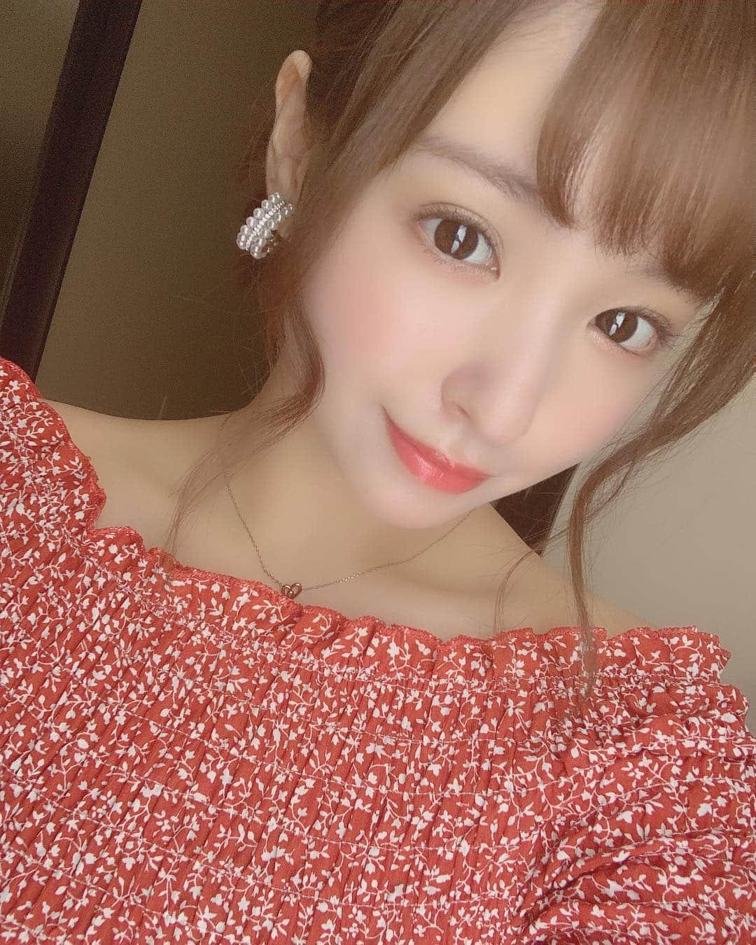 近藤里奈さんのインスタグラム写真 - (近藤里奈Instagram)「.﻿ ﻿ ﻿ ﻿ ﻿ 赤いone-piece❤️﻿ ﻿ @cattykitten_official 🐈🍒﻿ ﻿ ﻿ ﻿ この日は@rokuzaemo_minohさんに﻿ 行ってきました🌼﻿ ﻿ お肉とろとろでとろけた〜🤤﻿ ﻿ ﻿ ﻿ みなさん台風にはお気を付け下さいね。﻿ ﻿ ﻿ #赤 #お肉 #牛とろ #しゃぶしゃぶ﻿ ﻿ ﻿ ﻿ ﻿」8月15日 20時27分 - rina_kondo_0223