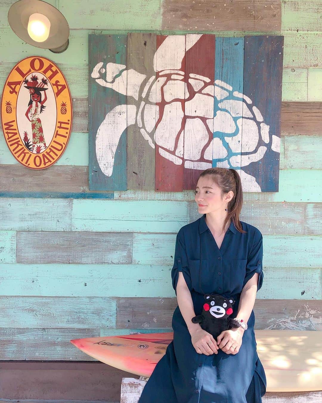 のインスタグラム：「誕生日という母に、両親に﻿ 感謝する日を迎えまして﻿ 両親の元に産まれてこれた奇跡に﻿ とても感謝してます🚼🌻﻿ ﻿ ﻿ 母は厳しいけど﻿ いつも私と兄、自分より我が子を﻿ 第一に考えながら生きてくれた。﻿ ﻿ 母を鏡として生きてる私は﻿ いつか自分も母みたいなお母さんになるんだろなと思う。﻿ 母の厳しさは今になって全て愛情として理解できるのです。﻿ そんな私はいつまでもいくつになっても母の子どもでしかないんだな。﻿ 母にはかなわない。﻿ ﻿ そんな﻿ 母とランチ🍴❤️ の時の写真📸﻿ ﻿ 熊本にこの夏できたばっかりの﻿  #コナズ珈琲  に行ってきました🍴🌴﻿ ﻿ 普通に美味しいハワイアン🍹﻿ 内装もいい感じで熊本でハワイ気分を味わうには文句なし〜🙆‍♀️🌴﻿ ﻿ ﻿ お母さん、人生初のハワイアン料理！！✨﻿ いつか本物のハワイ連れて行くけんね✈️😊﻿ ﻿ ﻿ 人多かったけど、席数多めで﻿ 30分も待たずに入れました😊﻿ ﻿ 飲み物大きくて、飲み物だけでお腹ふくれる😂👍﻿ ﻿ ﻿ ﻿ コナズ珈琲 熊本﻿ 熊本県熊本市東区健軍本町26-7﻿ 定休日なし﻿ ﻿ 月～金: 10:00～22:00 ﻿ （料理L.O. 21:00 ドリンクL.O. 21:00）﻿ 土、日、祝日、祝前日: 09:00～22:00 ﻿ （料理L.O. 21:00 ドリンクL.O. 21:00）」