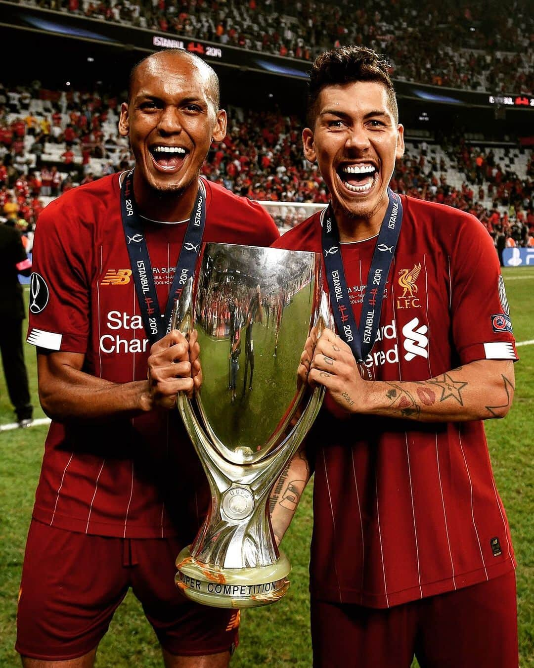 リヴァプールFCさんのインスタグラム写真 - (リヴァプールFCInstagram)「These two 🤗 #LFC #LiverpoolFC #SuperCup #Fabinho #Firmino」8月15日 20時29分 - liverpoolfc