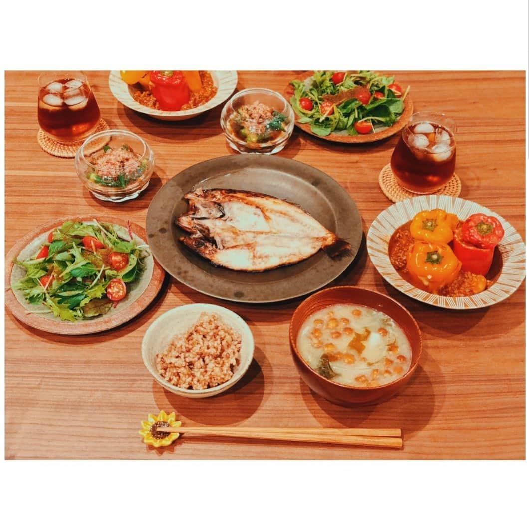 高梨臨さんのインスタグラム写真 - (高梨臨Instagram)「お腹がすいたーって日のごはん。 サラダ・オクラのおひたし・のどぐろの一夜干し・三色ピーマンのミートソース・お味噌汁・酵素玄米。 #ひまわりの箸置き #高梨食堂」8月15日 20時31分 - rintakanashi_official