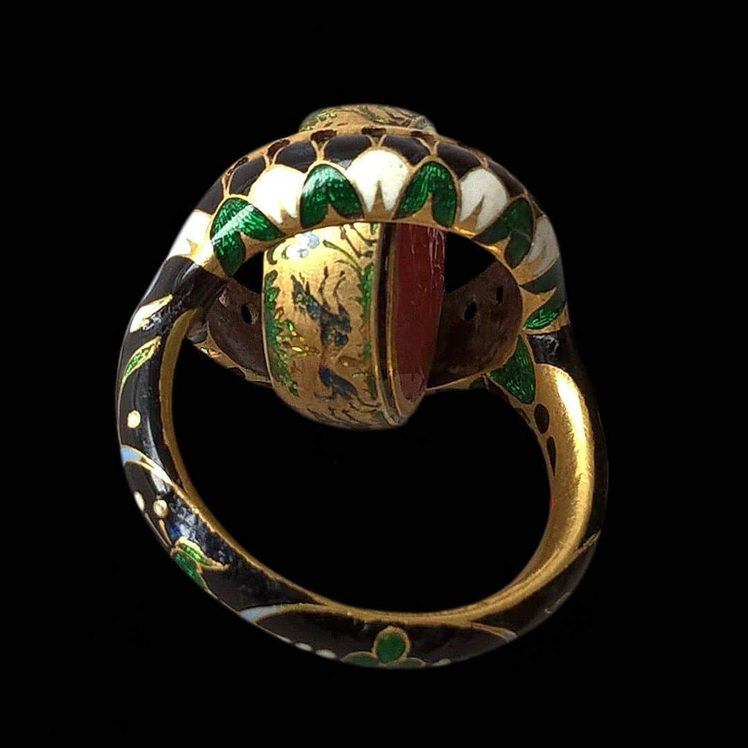 大英博物館さんのインスタグラム写真 - (大英博物館Instagram)「This 17th-century German ring is a technical marvel – the inner disc revolves, allowing the wearer to change which design is displayed. An intricately engraved hunting scene is revealed on the side of the disc when turned.  On one side is a portrait of the Greek god Apollo, and on the other are two figures – the figure on the right may represent Bacchus, god of wine.  Swivel rings were fashionable in the 17th and 18th centuries. Most revolved around a central pivot, but this ring is unusual – the disc isn’t fixed and can be turned around at any angle.  #BritishMuseum #jewellery #💍 #Apollo #Bacchus #Germany #London #UK」8月15日 20時40分 - britishmuseum