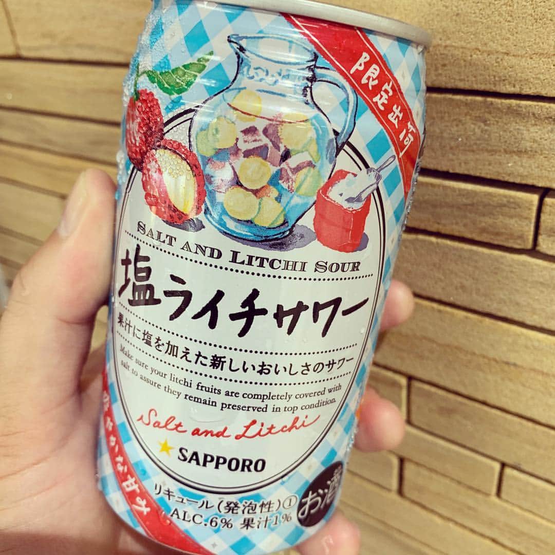 飯田カヅキさんのインスタグラム写真 - (飯田カヅキInstagram)「業務終了、即酒！ 暑いから、塩分も摂らないとね。  #塩ライチサワー #sapporo」8月15日 20時36分 - kazukiiida_strange