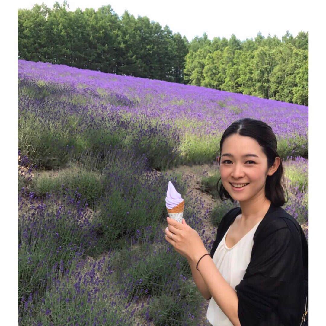 藤澤恵麻さんのインスタグラム写真 - (藤澤恵麻Instagram)「北海道旅行①  まずは美瑛と富良野へ。 空が広くて清々しく、聞こえてくるのは鳥の声、風の音。 青い池は神秘的でとても美しかったです。 四季彩の丘では沢山の花が咲き誇っていました。 ファーム冨田ではラベンダーが満開を迎え、青い空と紫の絨毯のコントラストがとても素敵。 ラベンダーソフトも味わいました。  #恵麻 #ema #旅行 #北海道 #美瑛 #富良野 #青い池 #四季彩の丘 #ファーム冨田 #花 #ラベンダー #ラベンダーソフト」8月15日 20時36分 - ema_fujisawa_official