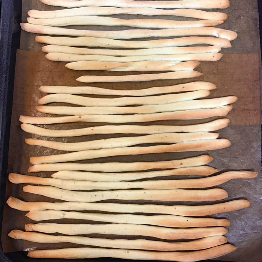 のインスタグラム：「「Grissini」 小さい頃から大好きなグリッシーニ🥖 レストランに行くと必ず食卓に置かれている🥖 母がよくおやつに作ってくれたのは チョコレート(Nutella)をコーティングして冷蔵庫で固めたもの . 巨大ポッキー風になって(笑) とっても美味しいおやつになるよ♪ . Mi piace i grissini gusto classico e anche i grissini ricoperti di Nutella!! E un’idea simpatica e super facile per preparare una merenda :) . #グリッシーニ #イタリア #ピエモンテ州 #トリノ発祥 #ぬてら #おやつ #grissini #italia #nutella #merenda #merendaitaliana」