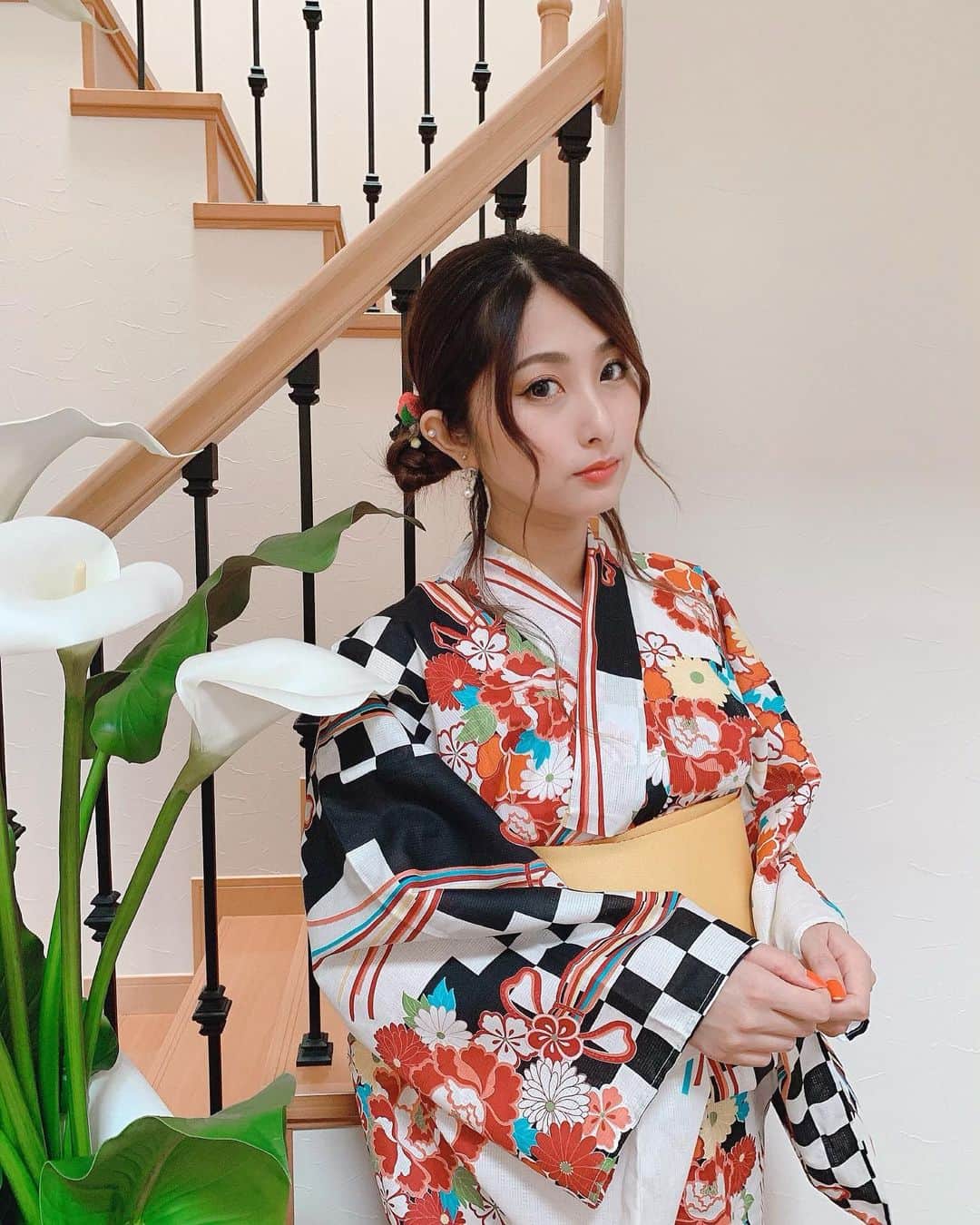 のインスタグラム：「新しい浴衣👘 . モダンな雰囲気で 今まで選ばなかったような物に してみました💋💋 . 夏らしさ感じれて大満足✨✨ . #浴衣 #浴衣女子 #yukata #ゆかた #浴衣ヘア #夏 #summer」