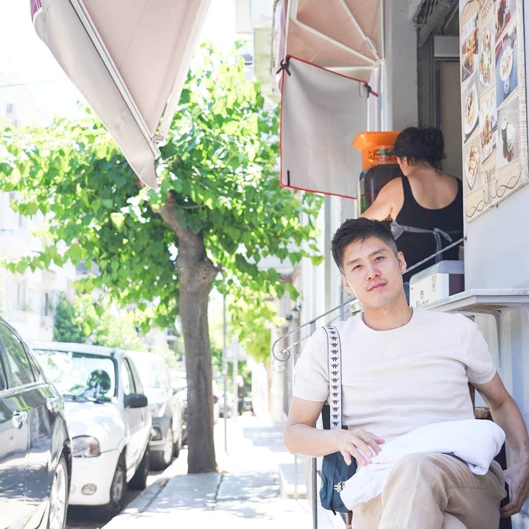 梅川壱ノ介（舞踊家）のインスタグラム：「【アクロポリスの帰り道】  流石に暑い中、アクロポリスまで登って帰るのは疲れるのでひと休憩、、、 にしても、ギリシャはどこも絵になるなぁー。  #梅川壱ノ介  #ギリシャ #アテネ #休憩」