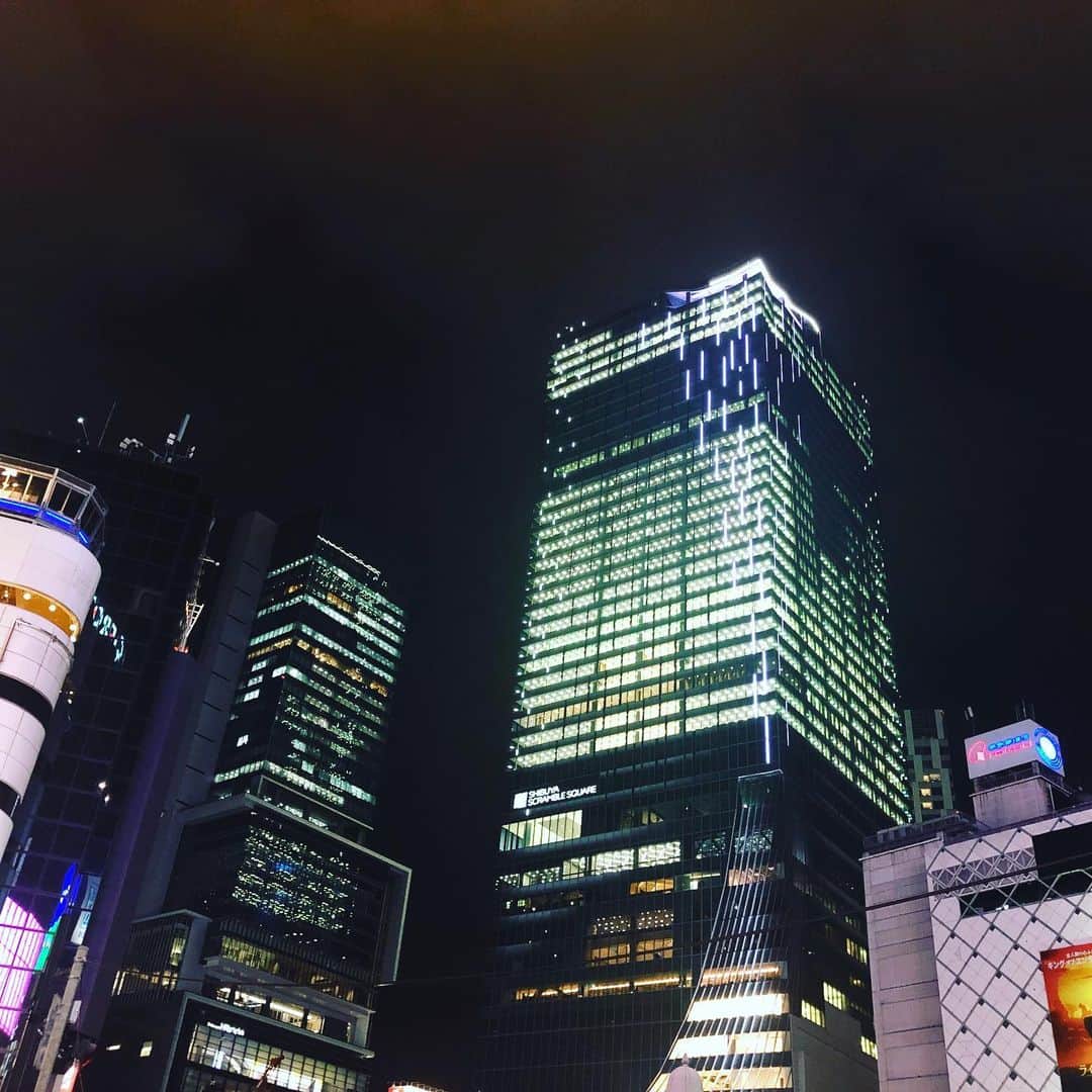 門倉聡のインスタグラム：「SHIBUYA SCRAMBLE SQUARE 壮絶なデカさ笑 渋谷東急東横店がガメラに破壊されたのはいつだったっけ笑 悲しいかな、もはや渋谷は違う街になっていくのだった。 #shibuyascramblesquare  #渋谷」