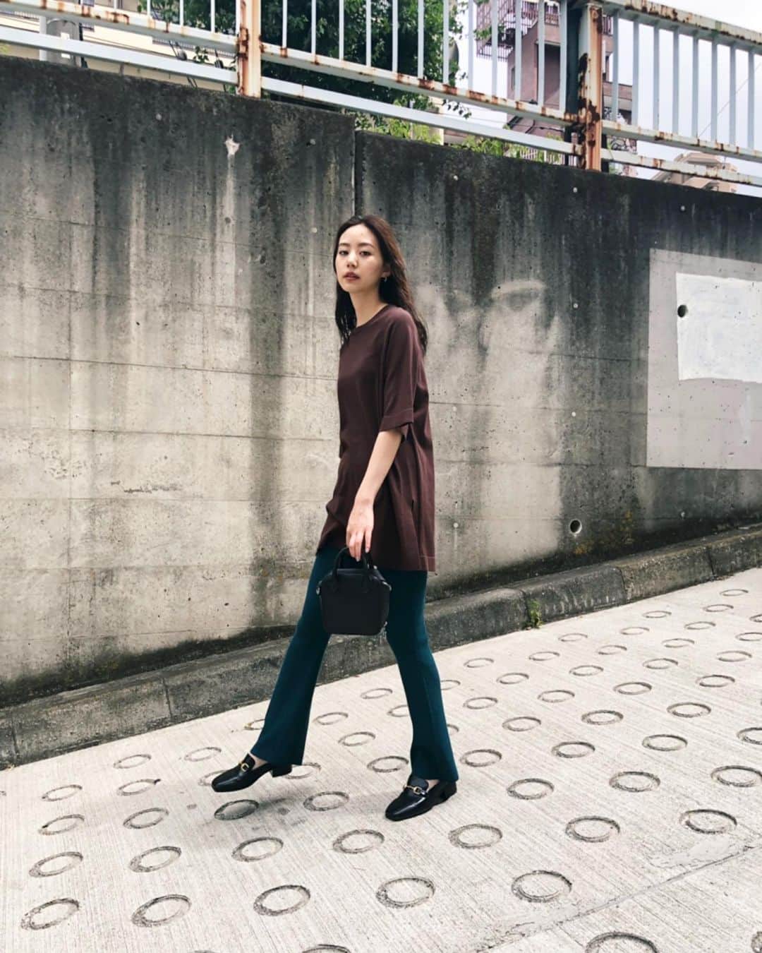 Shiho Sasakiのインスタグラム：「楽ちんニットセットアップ❣️ ワントーンで着るのも可愛いけど こんな風に上下別カラーで合わせても新鮮で🙆‍♀️ シャリっとした素材感なので今から着れるよ✨ #MOUSSY#MOUSSYSNAP」