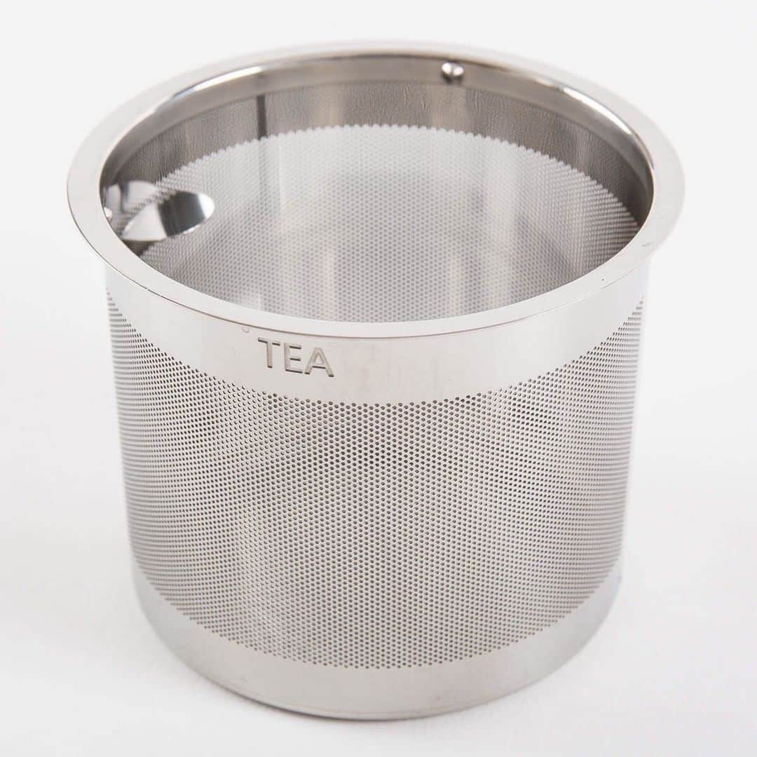 sarasa design storeさんのインスタグラム写真 - (sarasa design storeInstagram)「｜たっぷり入るガラスのティーポット。  こまめな水分補給が必要なこの時期は、大きめティーポットが重宝します。 一度にたっぷり、3～4人分（640ml）のお茶を淹れることができるから、お湯を沸かす手間も省けます。  耐熱ガラスなので、金属製の茶こしを外せば電子レンジもOK。 冷めてしまったお茶を温めなおすのも簡単です。 「コンロを使うと部屋が暑くなるから」と敬遠したくなる湯沸かしも、電子レンジでOKです。  余分をそぎ落とした、直線的なデザイン。 安定感のある丸みを帯びたシルエットは、シンプルながら暖かさも感じられる佇まいです。 キッチンの棚で出番を待つ姿も、とっても可愛らしいですよ。 . ─────────────────────── b2c ガラス ティーポット 耐熱 ￥3,200 +Tax ─────────────────────── . ▶お買い物は写真をタップ。または @sarasa_design アカウントトップから。 . ▶実店舗のアカウントもご覧ください。 ＼ワークショップもやってます／ @sarasadesignlab 東京 青山店 @lab_fmarkis 福岡 Markis 福岡ももち店 . #sarasadesign #sarasadesignstore #sarasa_design_store #sarasadesignlab . #耐熱ガラスティーポット #ガラスのティーポット #ティーポット #急須 #電子レンジOK #食洗器不可 #耐熱ガラス #ガラスの急須 #大容量ティーポット #sarasadesignのキッチンアイテム #シンプルインテリア #シンプル雑貨 #シンプルライフ #整理収納 #片づけ #シンプルライフに憧れる #収納 #モノトーン雑貨 #モノトーン #暮らしの道具 #丁寧な暮らし #暮らしを楽しむ #日々の暮らし #暮らしを整える #すっきり暮らす」8月15日 20時55分 - sarasa_design