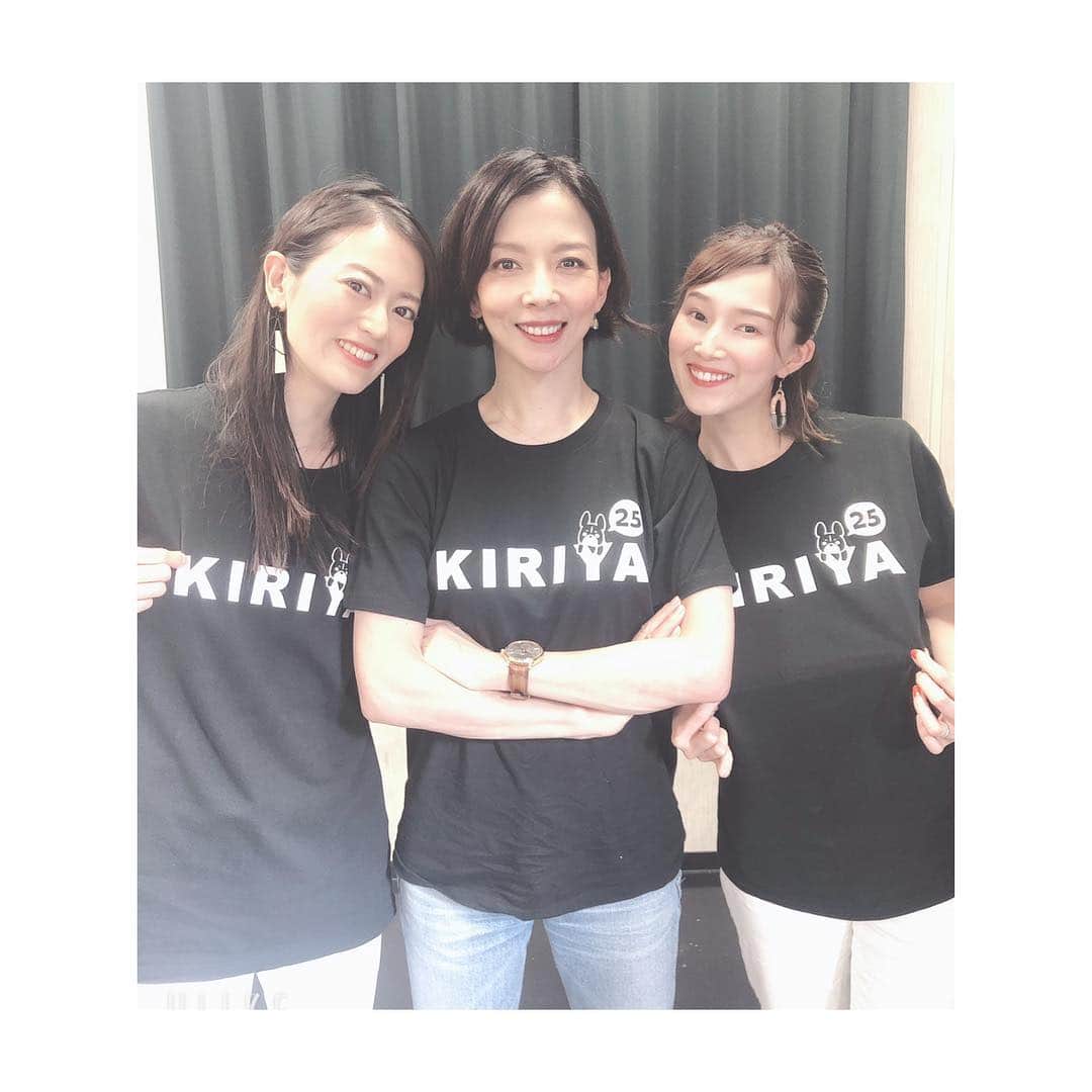 煌月爽矢のインスタグラム：「.﻿ .﻿ 昨日から霧矢さんのDSお稽古始まりました♡﻿ ﻿ もう何から書いていいかわからない位…﻿ ﻿ とにかく素敵です。 だってもうこの画像見るだけで既に素敵なんだもん。﻿ ﻿ ﻿ 歌稽古聞いただけで泣いちゃいました。﻿ ﻿ ﻿ ﻿ お恥ずかしながら私は今喉を壊してるので、一刻も早く治す為にここ数日20時半〜21時に寝てます。﻿ だからもう寝る時間（笑）﻿ でもね！！！！﻿ 寝るってこんなに早く治るんだ！！！とびっくり。﻿ ﻿ 現役の時から幾度となく気管支炎なってきましたが（←本当良くないことですね）﻿ 1週間以上いつも長引いてたのに、あれは寝られてなかったからなのか。﻿ ﻿ ﻿ 明日は万全な体調で臨めますように。﻿ ﻿ ﻿ 霧矢さんの魅力が詰まりまくったディナーショー。﻿ 本当に素晴らしいです。﻿ 幸せな瞬間を噛み締めつつ…必死でついていきます！！﻿ ﻿ ﻿ #霧矢大夢 さん﻿ #お揃いTシャツくださった♡﻿ #りなさんが同志すぎる﻿ #いつも2人で幸せって言ってる﻿ #三木章雄先生めちゃくちゃお懐かしいです」