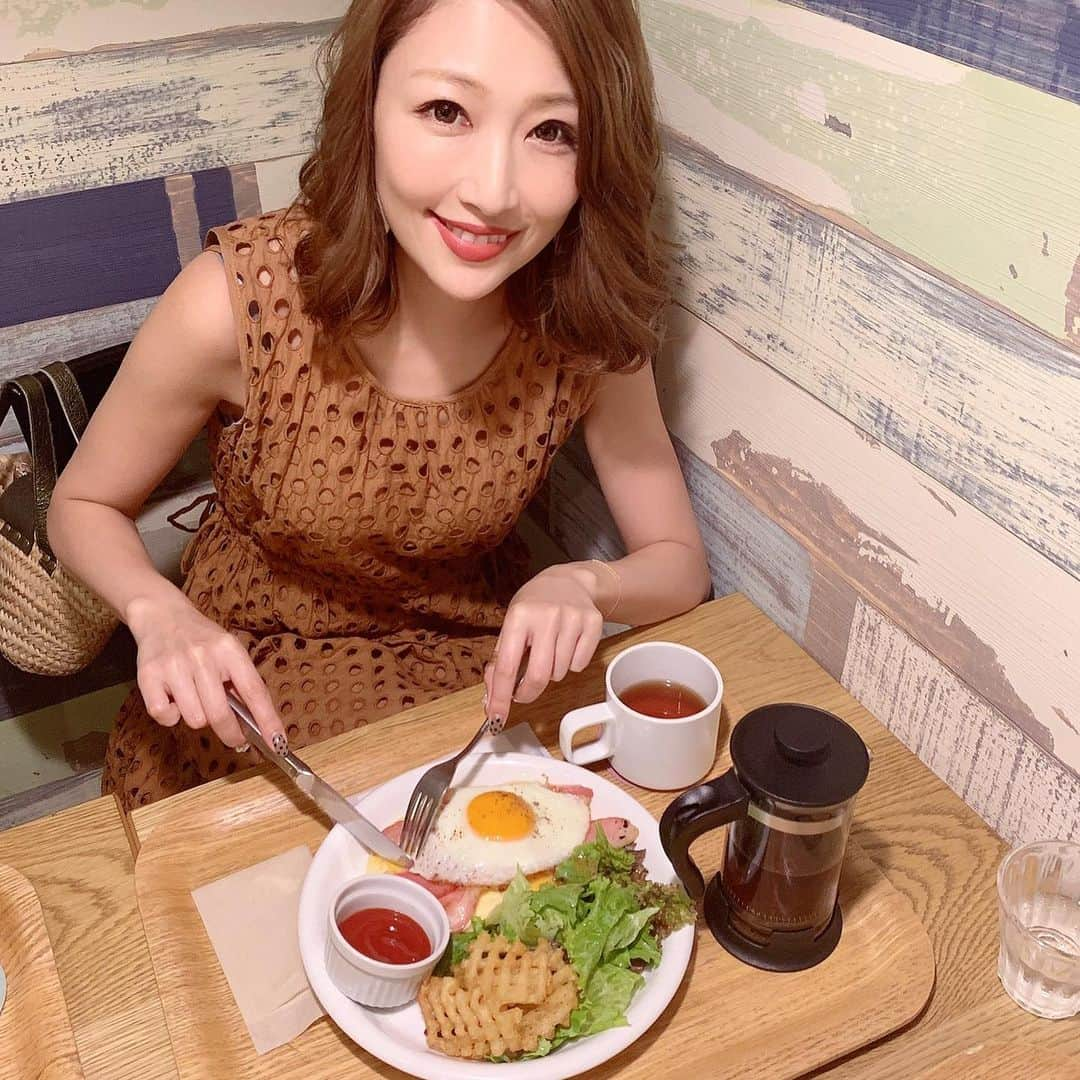 梅野舞さんのインスタグラム写真 - (梅野舞Instagram)「昨日ベリーファンシー小倉へ🍴 ベーコンチェダーチーズ🥓 お食事系も抜群に美味しい😋💕 パンケーキがほんのり甘く チェダーチーズ、ベーコンの塩味に加えたまごがまろやかさを引き立て  ポテト、サラダと大満足♬  五周年記念 限定メニューのベイクドチーズパンケーキも美味しそうだったな💕  吉川店長にも会えてhappy♬  #lunch #パンケーキ#ベリーファンシー#ハミングバード小倉 #ベーコンチェダーチーズ#お食事パンケーキ#パンケーキ王子#店長と#帰省#帰省ラスト#instagram#instagood#instapancake」8月15日 21時07分 - mai.umeno