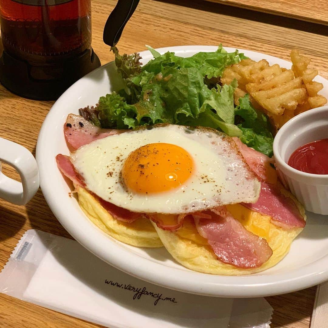 梅野舞さんのインスタグラム写真 - (梅野舞Instagram)「昨日ベリーファンシー小倉へ🍴 ベーコンチェダーチーズ🥓 お食事系も抜群に美味しい😋💕 パンケーキがほんのり甘く チェダーチーズ、ベーコンの塩味に加えたまごがまろやかさを引き立て  ポテト、サラダと大満足♬  五周年記念 限定メニューのベイクドチーズパンケーキも美味しそうだったな💕  吉川店長にも会えてhappy♬  #lunch #パンケーキ#ベリーファンシー#ハミングバード小倉 #ベーコンチェダーチーズ#お食事パンケーキ#パンケーキ王子#店長と#帰省#帰省ラスト#instagram#instagood#instapancake」8月15日 21時07分 - mai.umeno