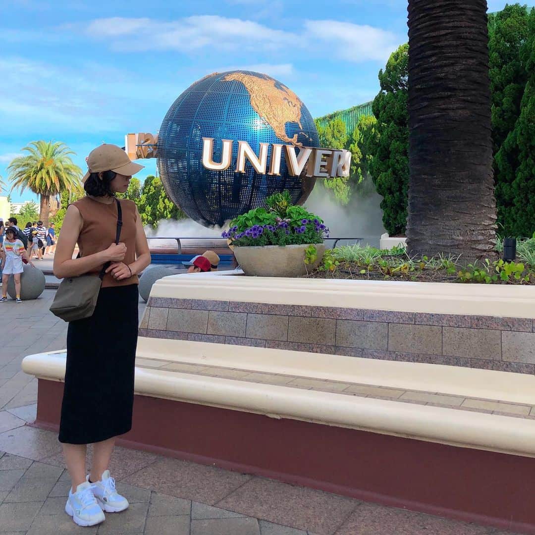 のインスタグラム：「DAY3.ユニクロのタイトスカート&ショルダーバッグ❤️ 履いていく靴を初めに決めてからスニーカーに合うコーデを3日分考えました👟 荷物を最小限にしたくて小物はほぼ同じモノです✨」
