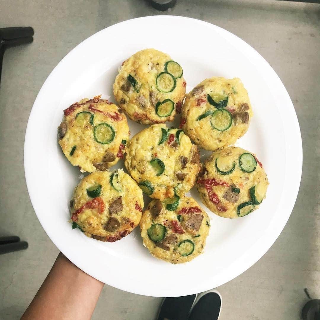 Flavorgod Seasoningsさんのインスタグラム写真 - (Flavorgod SeasoningsInstagram)「Meal Prepped Egg Muffins by @matcha_and_margs⠀⁠ -⠀⁠ Made with:⠀⁠ 👉 #flavorgod Garlic Lovers⁠ -⠀⁠ On Sale here ⬇️⠀⁠ Click the link in the bio -> @flavorgod⠀⁠ www.flavorgod.com⠀⁠ -⠀⁠ Filled with @bilinskisausage mushroom chicken sausage, @traderjoes baby zucchini and sun dried tomatoes. how i did it 👉🏻 chop then sauté the zucchini and the chicken sausage for about 7 mins, then whisk 7 @vitalfarms eggs, a tbsp of evoo, salt, pepper, and @flavorgod garlic lovers seasonings [loving their low sodium seasonings!] then add the sautéed zucchini and chicken sausage and a bag of @traderjoes sun dried tomatoes and mix. make sure to grease the muffin pan well & bake on 350 for 25 minutes 💫⠀⁠ -⠀⁠ ✅FREE SHIPPING on $50+ ⠀⁠ ✅FREE GIFTS AT CHECKOUT⠀⁠ ✅FRESH MADE SEASONINGS⠀⁠ ✅MANY DELICIOUS FLAVORS TO CHOOSE FROM⠀⁠ ✅MADE LOCALLY⠀⁠ -⠀⁠ -⠀⁠ #food #foodie #flavorgod #seasonings #glutenfree #mealprep #keto #paleo #vegan #kosher #breakfast #lunch #dinner #yummy #delicious #foodporn」8月15日 21時00分 - flavorgod