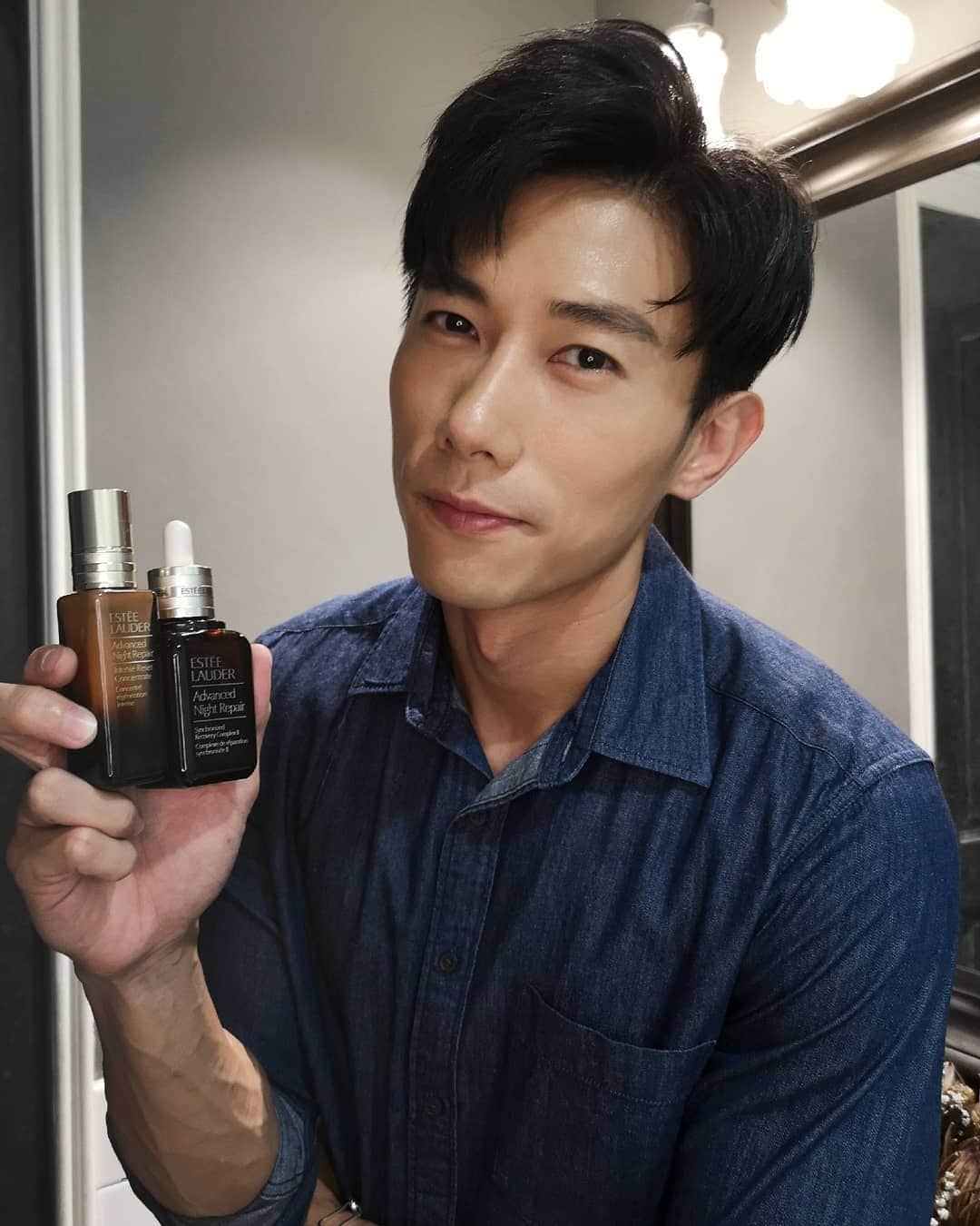 デスモンド・タンのインスタグラム：「Yay, I'm back to Singapore! Not for good yet but just a few days for promo gigs and early b'day celebrations! 🥳  My recent shuffling between Taipei and Singapore has put alot of stress upon my skin essentially because of the dehydration from flights, change in climates and lack of rest.  How do I rescue and reset my skin and be ready at work directly from airport? My solution is the @ESTEELAUDER Advanced Night Repair serum and the ANR Intense Reset Concentrate. This is how I am always hydrated and camera-ready with 15x concentrated Hyaluronic Acid! 😉  Swing by the pop-up at Robinsons The Heeren from 1-20 August to experience the product and enjoy special treats!  #EsteeLauderSG #AdvancedNightRepair #TheNightIsYoursSG #PressResetTonight」