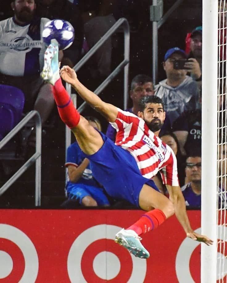 LFPさんのインスタグラム写真 - (LFPInstagram)「🤪 M A D N E S S ! 🤪 • #LaLiga #LaLigaSantander #Atleti #DiegoCosta #Football」8月15日 21時01分 - laliga