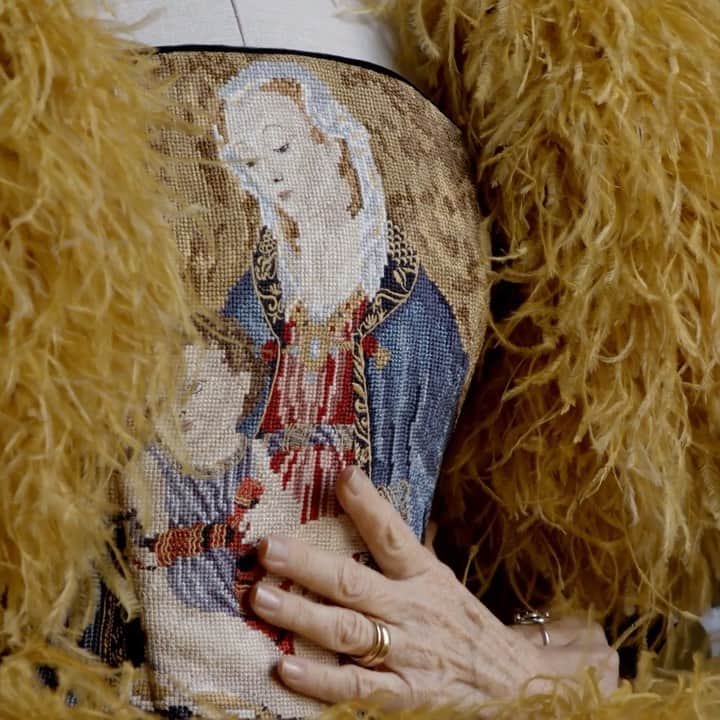 のインスタグラム：「From the first studio sketch to the artwork embroidered with soft thread by the House’s artisans, discover the secrets behind the making of this Alta Moda dress. #DGAltaModa #DGFattoAMano」