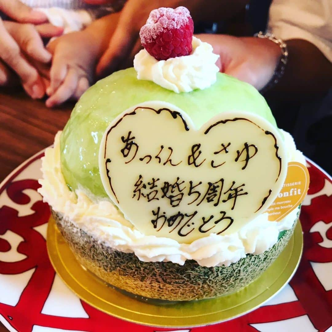 大菅小百合さんのインスタグラム写真 - (大菅小百合Instagram)「結婚記念日に増嶋家へお邪魔してはしゃいできました❤️😍笑 女の子どうしで娘も嬉しそぅ‼️ サプライズで皆んなにもお祝いしてもらっちゃってこの日ケーキ2個食しました🎂😆✌🏻✨ ・ ・ ・ #5周年 #8月15日 #我が家は #入籍した日が結婚記念日 #久しぶりのレイちゃんに #永峰家も一緒だったよ #大好き家族 #楽しい時間」8月15日 21時03分 - sayuriosuga1027