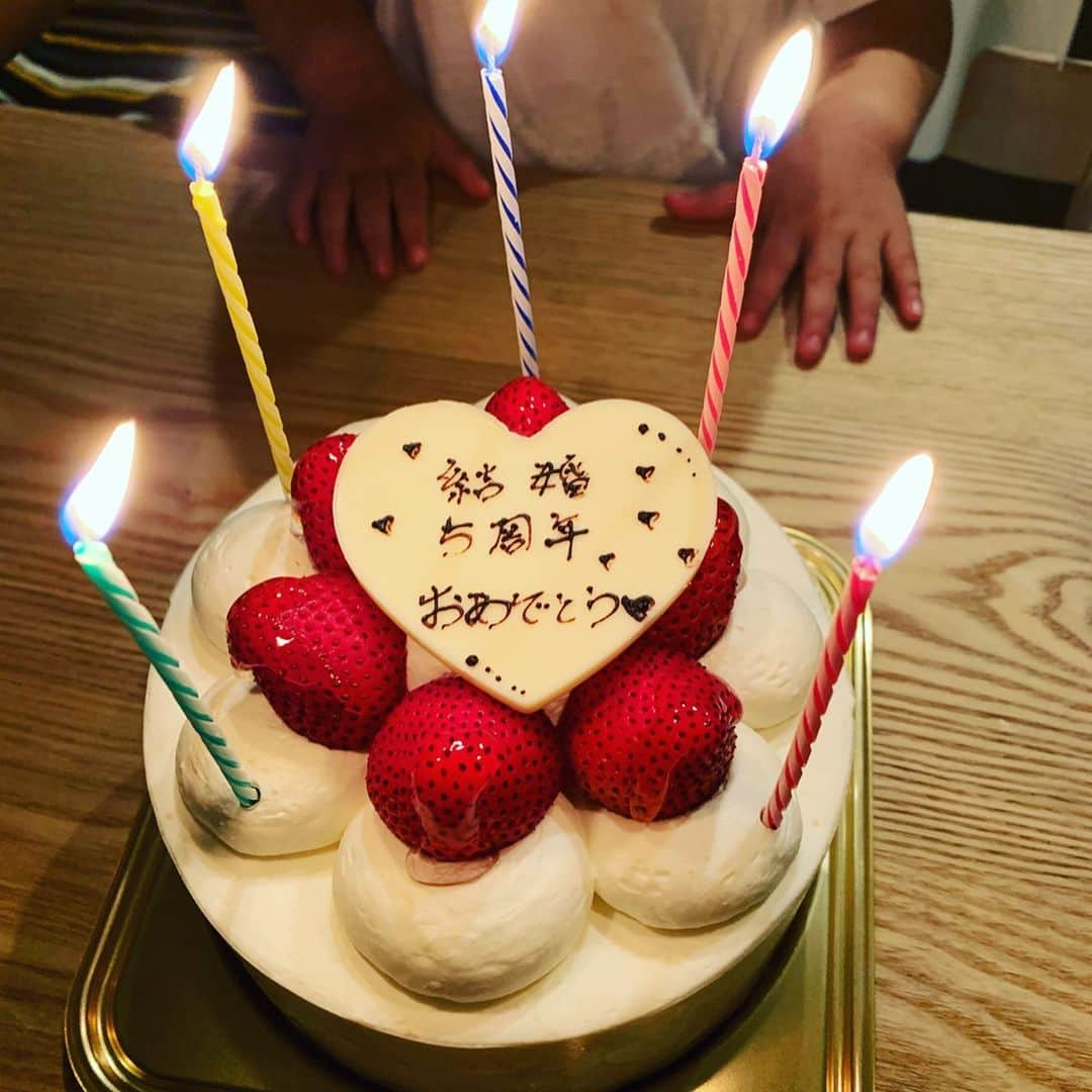 大菅小百合さんのインスタグラム写真 - (大菅小百合Instagram)「結婚記念日に増嶋家へお邪魔してはしゃいできました❤️😍笑 女の子どうしで娘も嬉しそぅ‼️ サプライズで皆んなにもお祝いしてもらっちゃってこの日ケーキ2個食しました🎂😆✌🏻✨ ・ ・ ・ #5周年 #8月15日 #我が家は #入籍した日が結婚記念日 #久しぶりのレイちゃんに #永峰家も一緒だったよ #大好き家族 #楽しい時間」8月15日 21時03分 - sayuriosuga1027