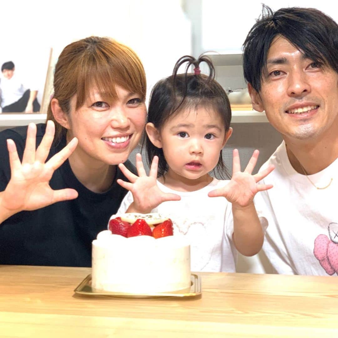 大菅小百合のインスタグラム：「結婚記念日に増嶋家へお邪魔してはしゃいできました❤️😍笑 女の子どうしで娘も嬉しそぅ‼️ サプライズで皆んなにもお祝いしてもらっちゃってこの日ケーキ2個食しました🎂😆✌🏻✨ ・ ・ ・ #5周年 #8月15日 #我が家は #入籍した日が結婚記念日 #久しぶりのレイちゃんに #永峰家も一緒だったよ #大好き家族 #楽しい時間」