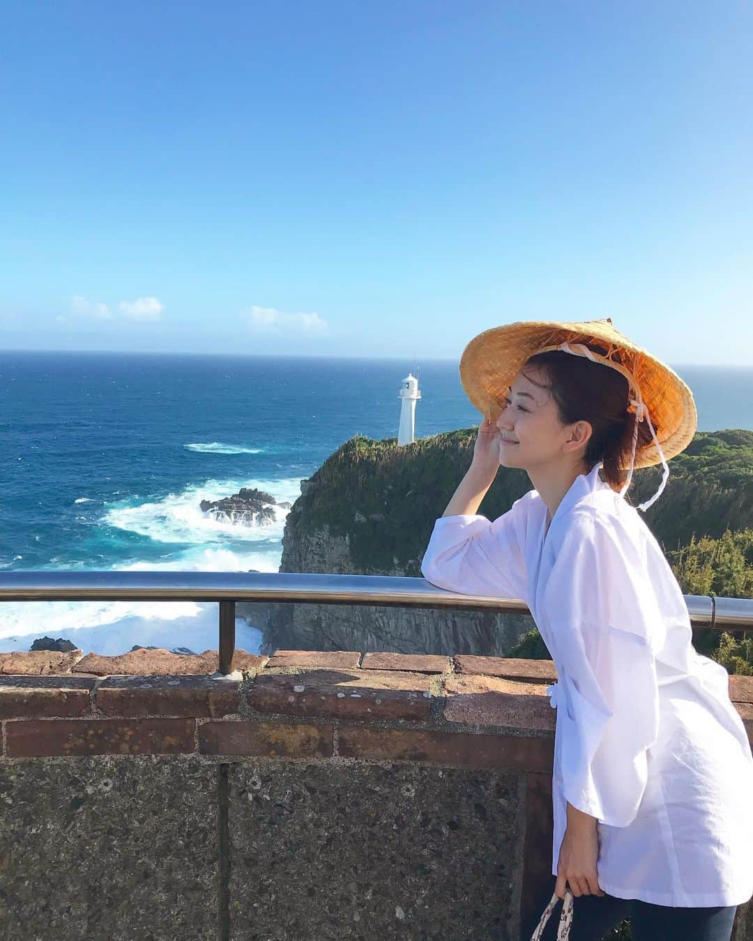 近藤しづかさんのインスタグラム写真 - (近藤しづかInstagram)「台風が来る前の「足摺岬」🌊 . 台風の影響が、心配です くれぐれもお気をつけ下さい 私は警告が出てたので台風の前に帰ってきました . 海は少し荒れていた🌊けれど 色が鮮やかな緑色 ずっと眺めていたら... 亀🐢 を発見したよ✨✨ . そして足摺岬に立つ 38番札所 金剛福寺（こんごうふくじ） . 辿り着くと、亜熱帯植物が生い茂る境内 本堂が池に映って美しいお寺 . なかなか来れないけれど お遍路がキッカケで この景色が観れたことに感謝です✨ . #台風の影響 #テレビ中継 の場所 #台風 #足摺岬  #四国最南端 #金剛福寺 #金剛福寺38番札所  #四国 #高知県 #四国遍路  #お遍路 #お遍路ガール #四国八十八ヶ所巡り  #空海 #弘法大使 #同行二人 #修行 #歴史  #しづからだ  #Shikoku #pilgrimage ##shikokuprilgrimage  #88temples #neverstoplearning #learningjourney #shikoku88temples」8月15日 21時04分 - shizuka_kondo