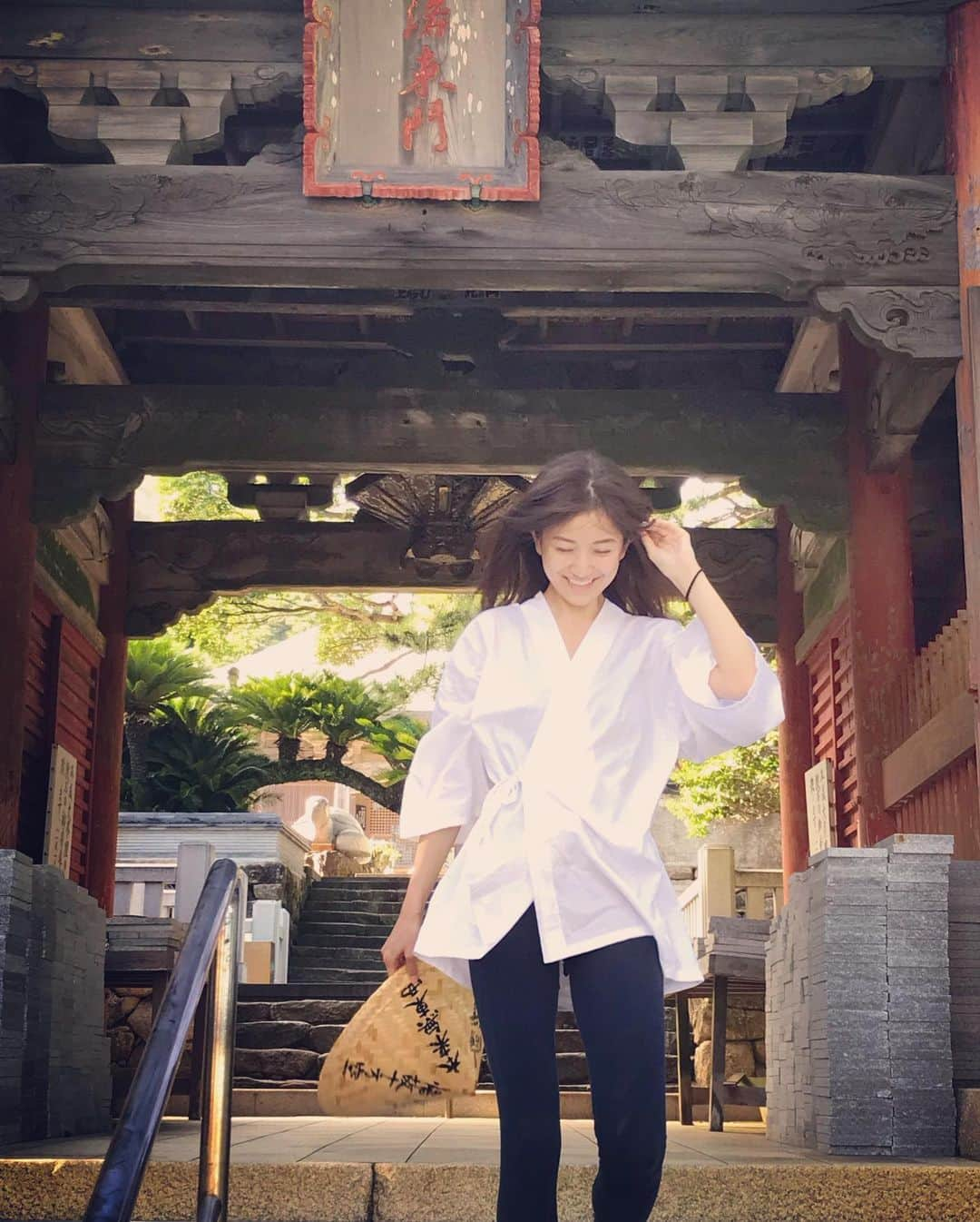 近藤しづかさんのインスタグラム写真 - (近藤しづかInstagram)「台風が来る前の「足摺岬」🌊 . 台風の影響が、心配です くれぐれもお気をつけ下さい 私は警告が出てたので台風の前に帰ってきました . 海は少し荒れていた🌊けれど 色が鮮やかな緑色 ずっと眺めていたら... 亀🐢 を発見したよ✨✨ . そして足摺岬に立つ 38番札所 金剛福寺（こんごうふくじ） . 辿り着くと、亜熱帯植物が生い茂る境内 本堂が池に映って美しいお寺 . なかなか来れないけれど お遍路がキッカケで この景色が観れたことに感謝です✨ . #台風の影響 #テレビ中継 の場所 #台風 #足摺岬  #四国最南端 #金剛福寺 #金剛福寺38番札所  #四国 #高知県 #四国遍路  #お遍路 #お遍路ガール #四国八十八ヶ所巡り  #空海 #弘法大使 #同行二人 #修行 #歴史  #しづからだ  #Shikoku #pilgrimage ##shikokuprilgrimage  #88temples #neverstoplearning #learningjourney #shikoku88temples」8月15日 21時04分 - shizuka_kondo