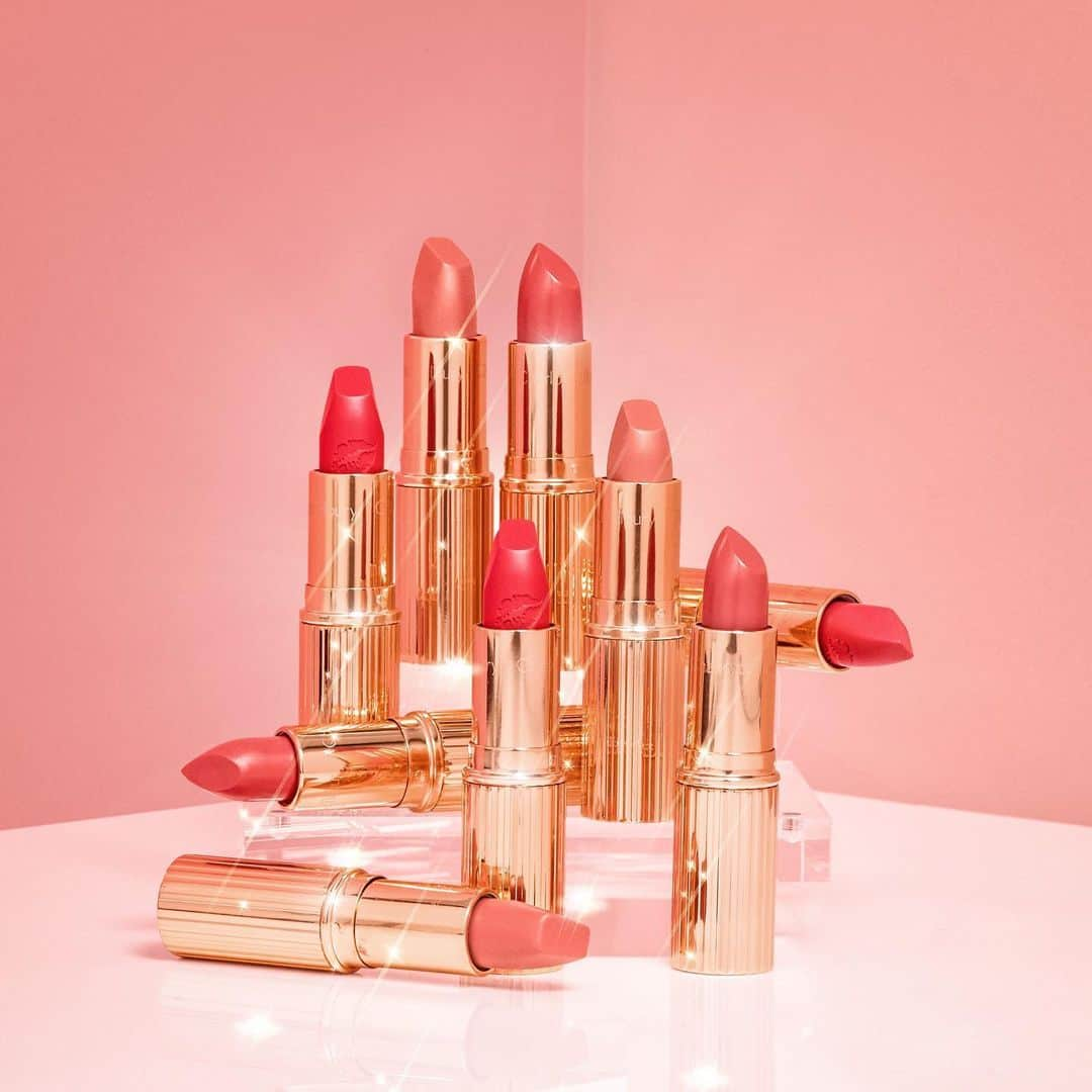 シャーロット・ティルベリーさんのインスタグラム写真 - (シャーロット・ティルベリーInstagram)「Darlings, create a MESMERISING summer lip look with my best-selling bright lipsticks, the PERFECT way to enhance a sun-kissed complexion! LIPSTICKS IN THIS PHOTO: 💋K.I.S.S.I.N.G in Sexy Sienna 💋Hot Lips in Miranda May 💋K.I.S.S.I.N.G in Coral Kiss - - - #CharlotteTilbury #HotLips #MatteRevolution #KISSING #Lipsticks #RoseGold #Summer #BrightLipstick」8月15日 21時05分 - charlottetilbury