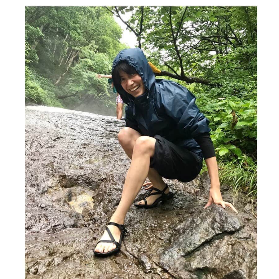 のインスタグラム：「夏の思い出がどんどん詰まっていってて投稿追いつかない🌻🌻🌻﻿ ﻿ これは、知床に行った時🚗💭﻿ ﻿ I’ve been doing lots of trip by car so I’ll #carbonoffset  @cooleffect_ !!﻿ ﻿ #長距離運転 したから﻿ #カーボンオフセット﻿ するよー﻿ #羅臼昆布 #カムイワッカ湯の滝」