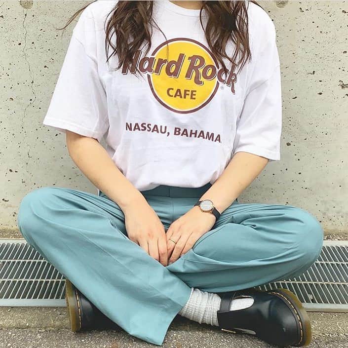 古着女子さんのインスタグラム写真 - (古着女子Instagram)「＼ハードロックコーデ🌟 ／﻿ ﻿ ハードロックTが主役のカジュアルコーデ💕﻿ ハードロックTは着回し万能で１着はもっておきたいアイテム🙌🏻﻿ ﻿ 爽やかな空色カラーパンツと合わせて、個性をプラス☺️﻿ ﻿ スニーカーやマーチンと合わせて、お洒落カジュアルに着こなしちゃいましょう👍🏻﻿ ﻿ ﻿ 🏡古着女子がプロデュースする古着ショップを紹介🏡﻿ ・9090ナインティナインティ @9090s_ 👖👟﻿ ・ひとくち  @o0_hitokuchi_ 🐻🍯﻿ ﻿ ﻿ 🌼公式LINE@→@furuzyo で検索🌼﻿ LINE@だけのお知らせや古着の疑問にも答えます！﻿ ﻿ ﻿ 古着を素敵に着こなしてる女性の方をRepostでご紹介させていただきます🐒写真は全てご本人様に【掲載許諾】をとっております💓﻿ ﻿ ﻿ ﻿ ﻿ #フルジョ #古着 #古着女子 #今日のコーデ #お洒落さんと繋がりたい #コーデ #古着コーデ #きょコ #ファッションコーデ #古着男子 #着回しコーデ #服好きな人と繋がりたい #古着好きと繋がりたい #ゆるコーデ #着画 #古着mix #古着好き  #フリクロ  #メンズライク #古着ファッション  #古着女子と繋がりたい #ハードロック #ハードロックカフェ #tシャツ #カラーパンツ #マーチン #ドクターマーチン #夏コーデ #カジュアルコーデ #スニーカー女子﻿ ﻿ ﻿ ﻿ ﻿ ﻿」8月15日 21時10分 - furuzyo