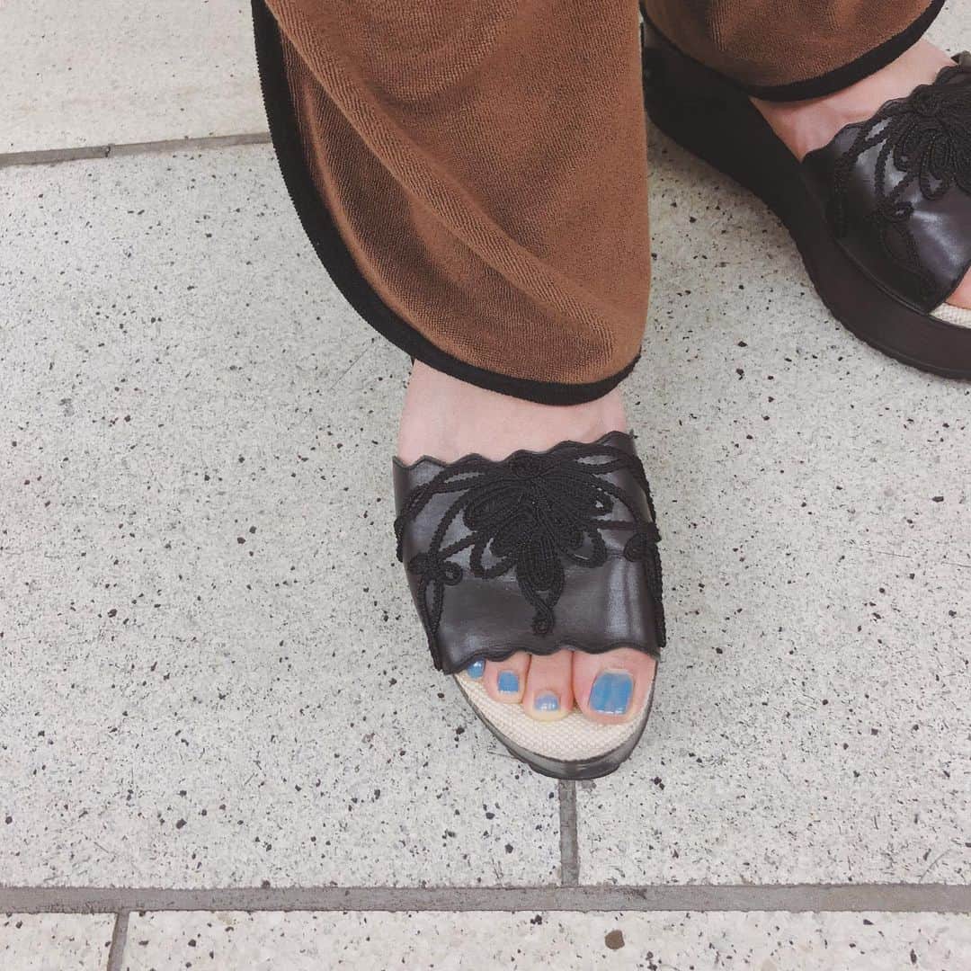 のインスタグラム：「.﻿ ﻿ ネイル剥がれかけでも﻿ 踏ん張ってこう😠﻿ ﻿ #靴見せたいだけでした﻿ ﻿ #日焼けで足赤い﻿ ﻿ #🦶﻿ ﻿ #まやまにあ﻿ ﻿ .」