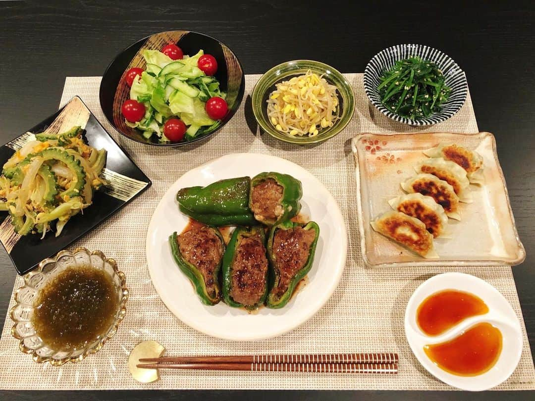 黒田麻理耶さんのインスタグラム写真 - (黒田麻理耶Instagram)「. 今日の#おうちごはん 👩‍🍳 . 半分に切っていないピーマンの肉詰めは とろけるチーズ入り🧀 . #手料理  #料理  #食卓  #cooking #まりやごはん  #和食  #手作り #ピーマンの肉詰め #ゴーヤチャンプル  #グリーンサラダ #もやしのナムル  #ほうれん草のナムル #焼き餃子  #もずく酢」8月15日 21時12分 - mariya_kuroda