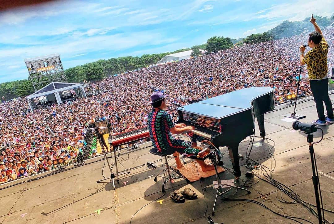 スキマスイッチさんのインスタグラム写真 - (スキマスイッチInstagram)「明日(8/16)は「SUMMER SONIC 2019」"Spotify on Stage in MIDNIGHT SONIC"！！！！﻿ ﻿ お越しいただく皆さん！明日も一緒に夏フェス楽しみましょーーーー！！！！﻿ ﻿ ロッキンのステージから。撮影 by種子田 健﻿ ﻿ ﻿ #スキマスイッチ #スキマ #大橋卓弥 #常田真太郎 #青春 #東京 #糸 #メトロノーツ #ロッキン #RIJF19  #村石雅行 #種子田健 #浦清英 #石成正人 #松本智也 #村瀬和広 #田中充」8月15日 21時14分 - sukimaswitch_official