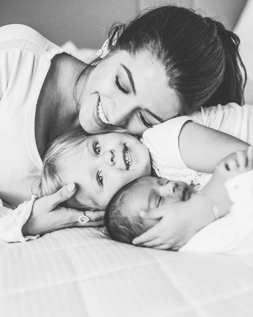 ナタリア・ベッカーのインスタグラム：「#tbt com meus dois pequenos ❤️ foto perfeita da @alepinh0」