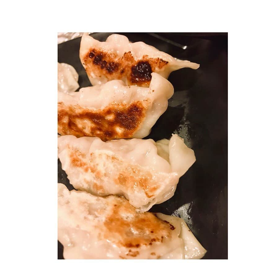 片山萌美さんのインスタグラム写真 - (片山萌美Instagram)「餃子がどうしても食べたくなった日。 25個作ってお腹いっぱい...！ #餃子🥟 #moemicooking」8月15日 21時24分 - moet_mi