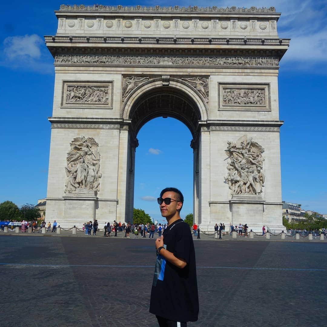 DJ DAIKI（若林大輝）さんのインスタグラム写真 - (DJ DAIKI（若林大輝）Instagram)「Bonjour Paris🇫🇷 . #bonjour #paris #france #2年ぶりのパリ #快晴 #気持ち良い天気 #エトワール凱旋門 #ゆうだいがディズニーランドパリに行こうと言ってきて困ってる #男2人でディズニーはただのゲイカップル #ディズニーは女性と行きたい」8月15日 21時24分 - daiki.wakabayashi