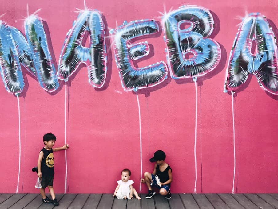 高橋菜摘のインスタグラム：「N A E B A❤︎ 友達家族との新潟長岡旅行が終わり 湯沢でみんなとバイバーイして おっとくんFamilyと合流しました🌴 . そして次の日、急遽苗場旅行へ♥️ 今なら県民割引が効くんだって🙌 それにしてもここ、楽園でした。 子供のパラダイスって沢山あるけど ここのことを言うんだと思う🤣 . ゴーカートにウォータースライダー ウォーターバルーンに逆バンジーに 苗場中を走ってくれるバギーに釣り堀 カヌーにSUPに卓球にカラオケに 夜の探検ツアー…etc まだまだまだまだありすぎて書けない😂 これ以外の遊びってほかに何？って程 苗場の夏は遊びが詰まってました🙆‍♀️ フジロックだけじゃない💪 #ナエ映え夏2019 . 冬は @roxyjapan のsnowparkを作る @parkcarnival さんが バギーで苗場の山を滑走ツアーしてくれました🙌 色んな体験が出来て子供も大人も大興奮！  @naebaski_official  さすが苗場って感じでした♥️ 子供の時スキーをしに苗場プリンス 沢山泊まってたみたいなんだけど 全然記憶になくて泣ける。笑 お部屋もいい感じでした🐶 次はFujirockからの苗場宿泊で遊び倒したい✌️ . 宿泊翌日夜、おっとくんは仕事のため 半日だけ湘南へ戻りました🌀 そして私たちは湯沢駅近くのお祭りへ。 たくさん遊んでくれるタフな関家です❤︎」