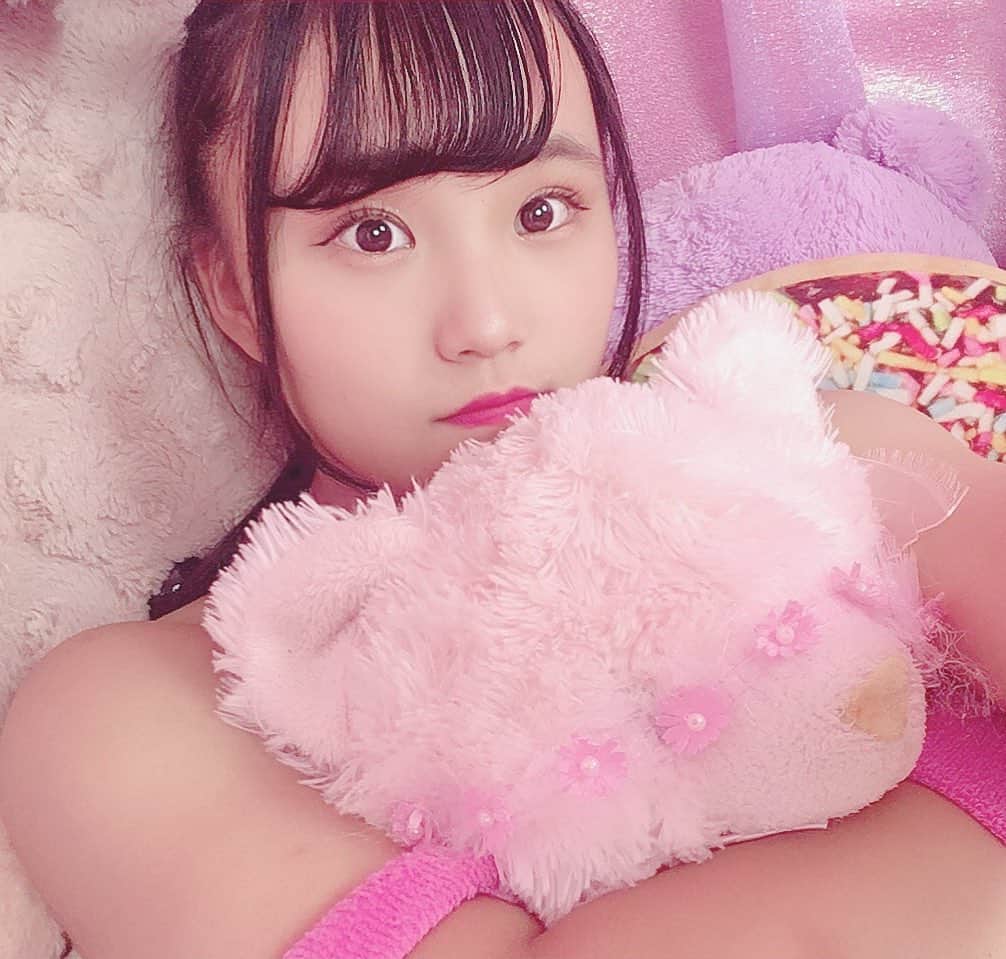 のインスタグラム：「アイドルぽく撮ってみたって写真です。目をつぶってみてください（） . . ＃アプガプロレス ＃アプガ ＃プロレス ＃アイドル ＃プロレスラー ＃ピンク  #ぴんく ＃謎の  #くま ＃クマ ＃ピンク色 ＃ピンク加工  #ぴんくかわいい ＃隠しきれない ＃筋肉  #隠してもないけど ＃何卒」