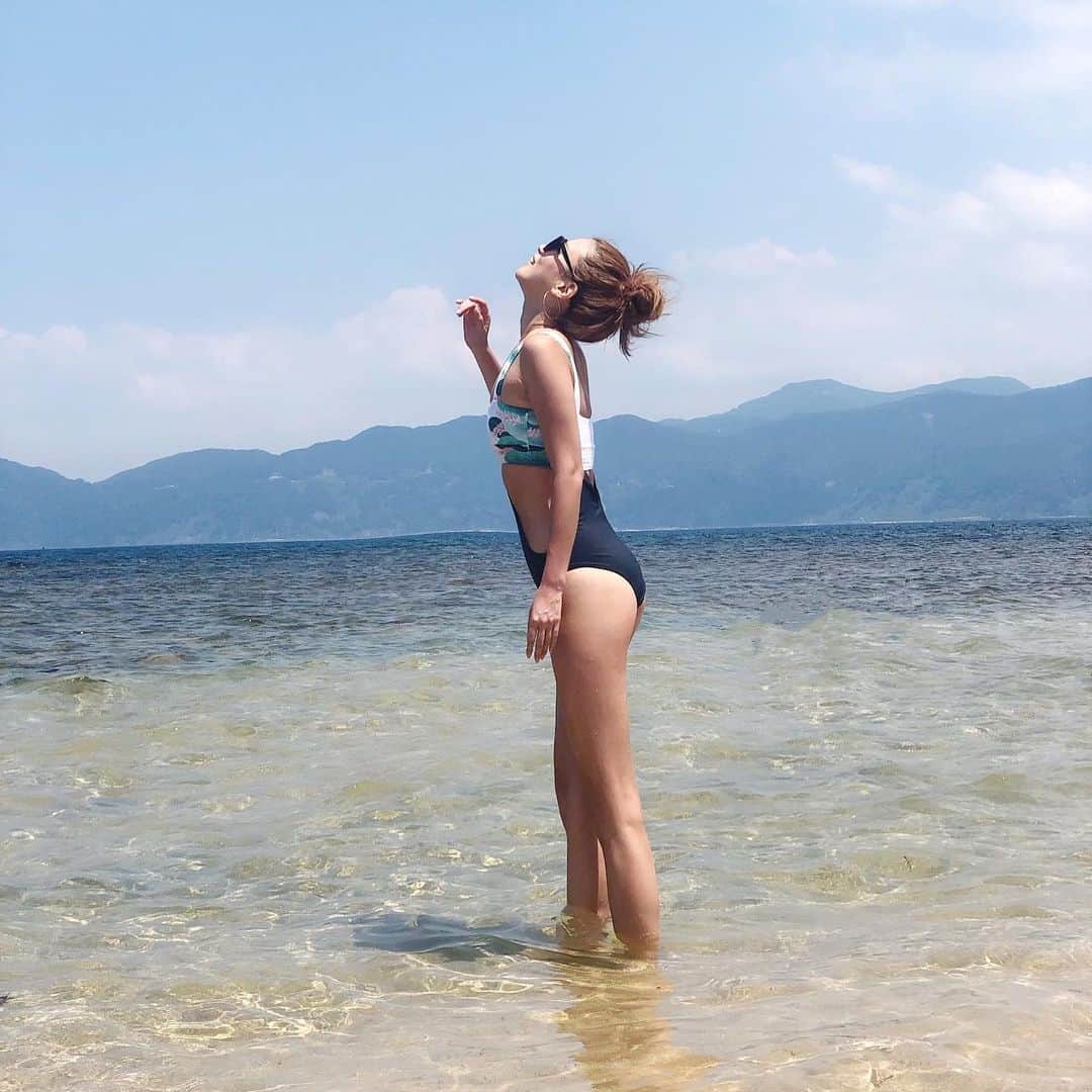 長谷川唯のインスタグラム：「・ ・  @alexiastam_official の可愛いビキニ着れたぁ〜🌴🐚☀️やっぱり海と太陽は私の元気になれる源🧡🧡 ・ ・ #水島 #beach #sky #smile #bikinigirls #bikini #summer #happy #beachday #instagood」